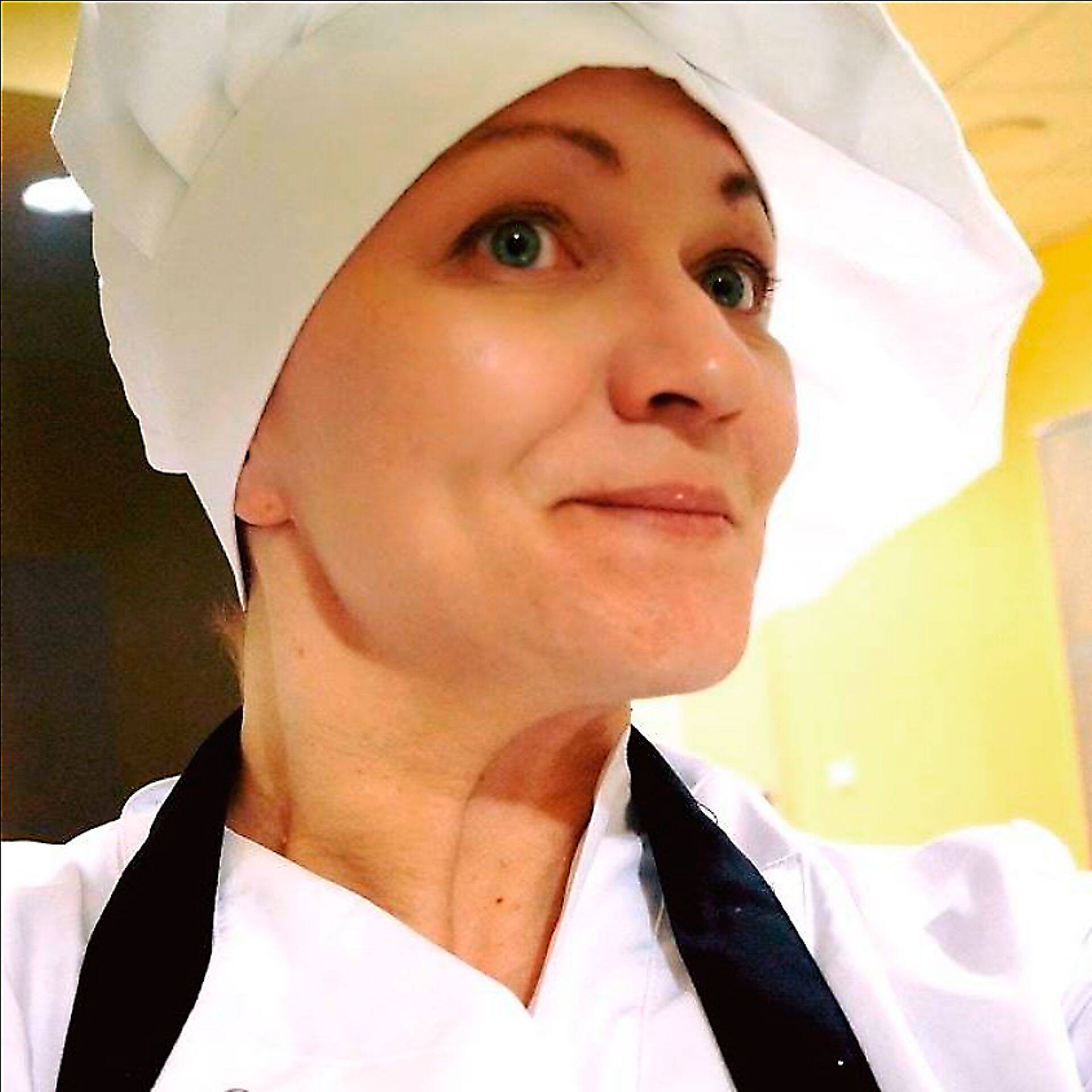 «Не бойтесь готовить самостоятельно то, что привыкли покупать в магазинах: соусы, десерты, выпечку», - советует консультант по здоровому питанию, повар и пищевой технолог Ева Пунш.