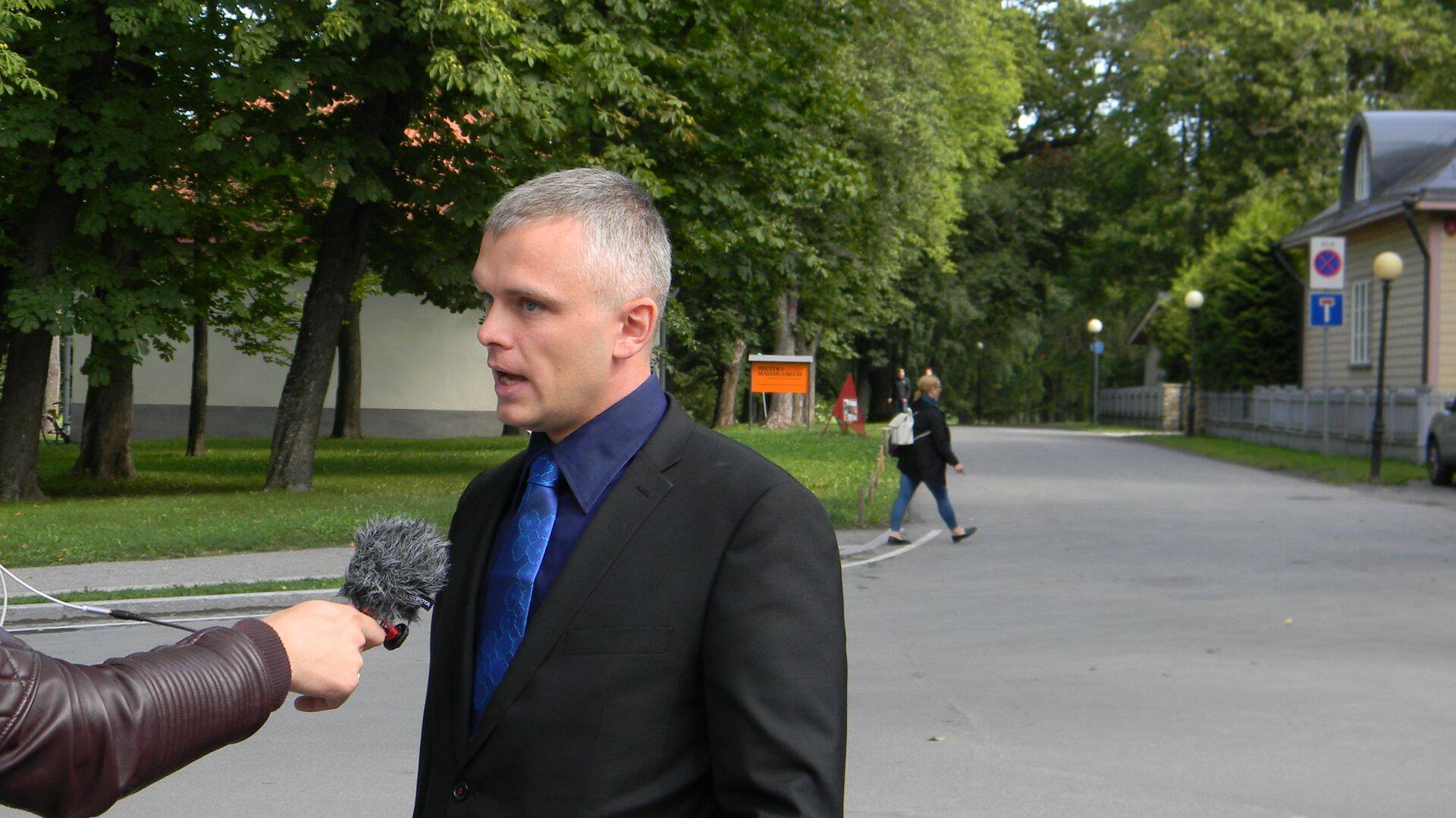 Maanteeameti eksamiosakonna peaspetsialist Priit Tamra luges eksami sooritatuks, kuid seda siiski vaid koos operaatoriga, kes bussis kaasa sõidab.