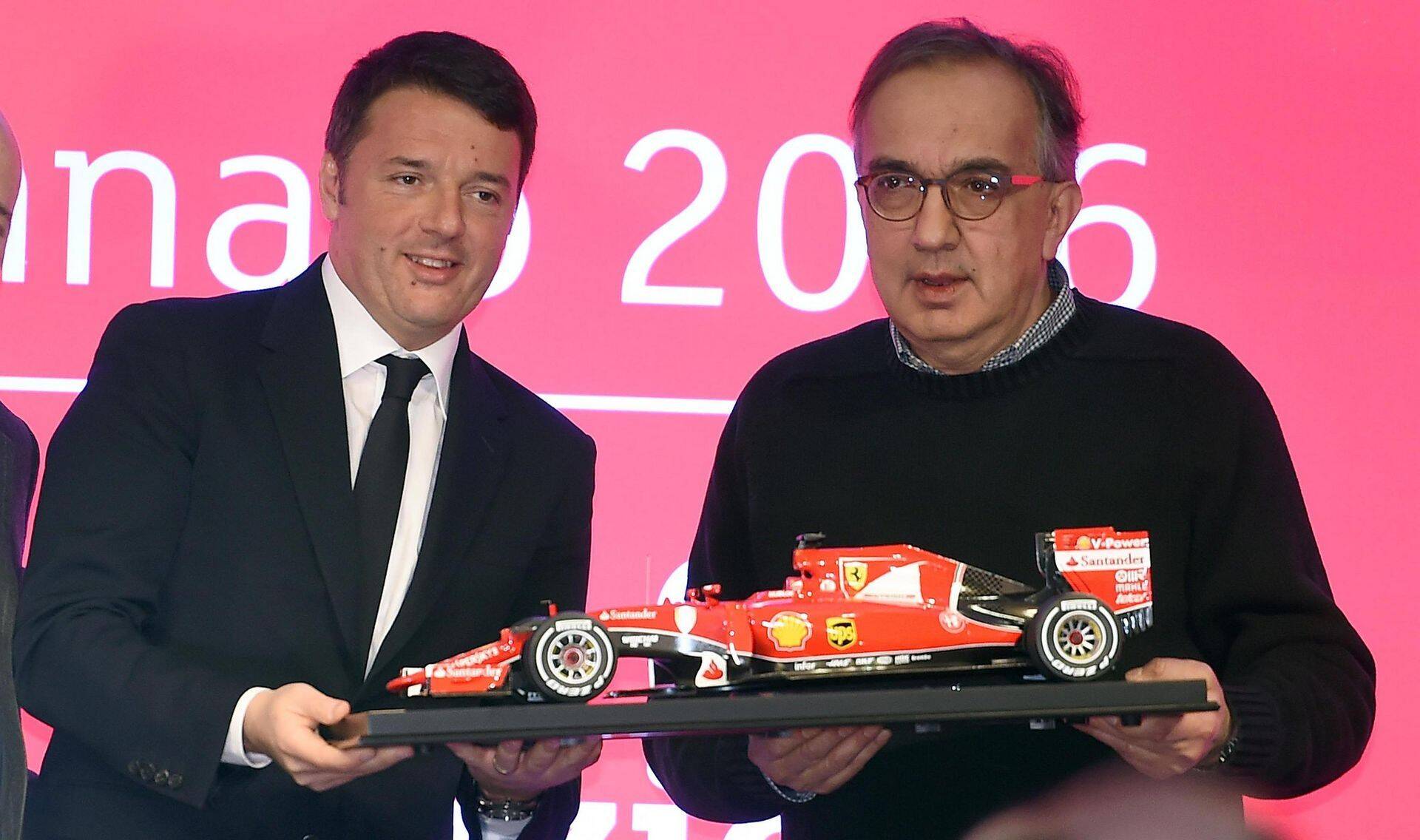 Ferrari aktsiad noteeriti 4. jaanuaril ka Milano börsil. Paremal Ferrari president Sergio Marchionne ja Itaalia peaminister Matteo Renzi.
