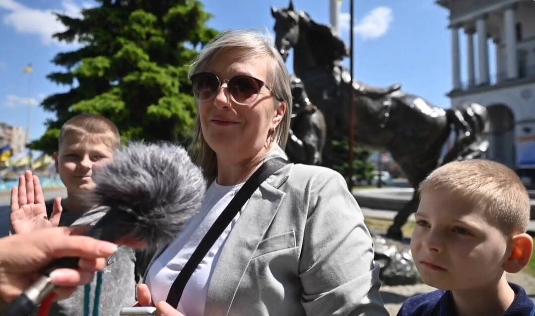 Lääne-Ukrainast Kiievisse puhkama sõitnud meditsiiniõde Larissa koos oma vennapoegade Bogdani ja Maksimiga. Larissa ütles, et praegu on küll paljudel Ukrainas raske tööd leida, aga ta unistab, et tema vennapojad saavad täiskasvanuks saades elada õnnelikku ja ilma sõjata elu ning neil on hea haridus ja nad on head spetsialistid omal erialal.