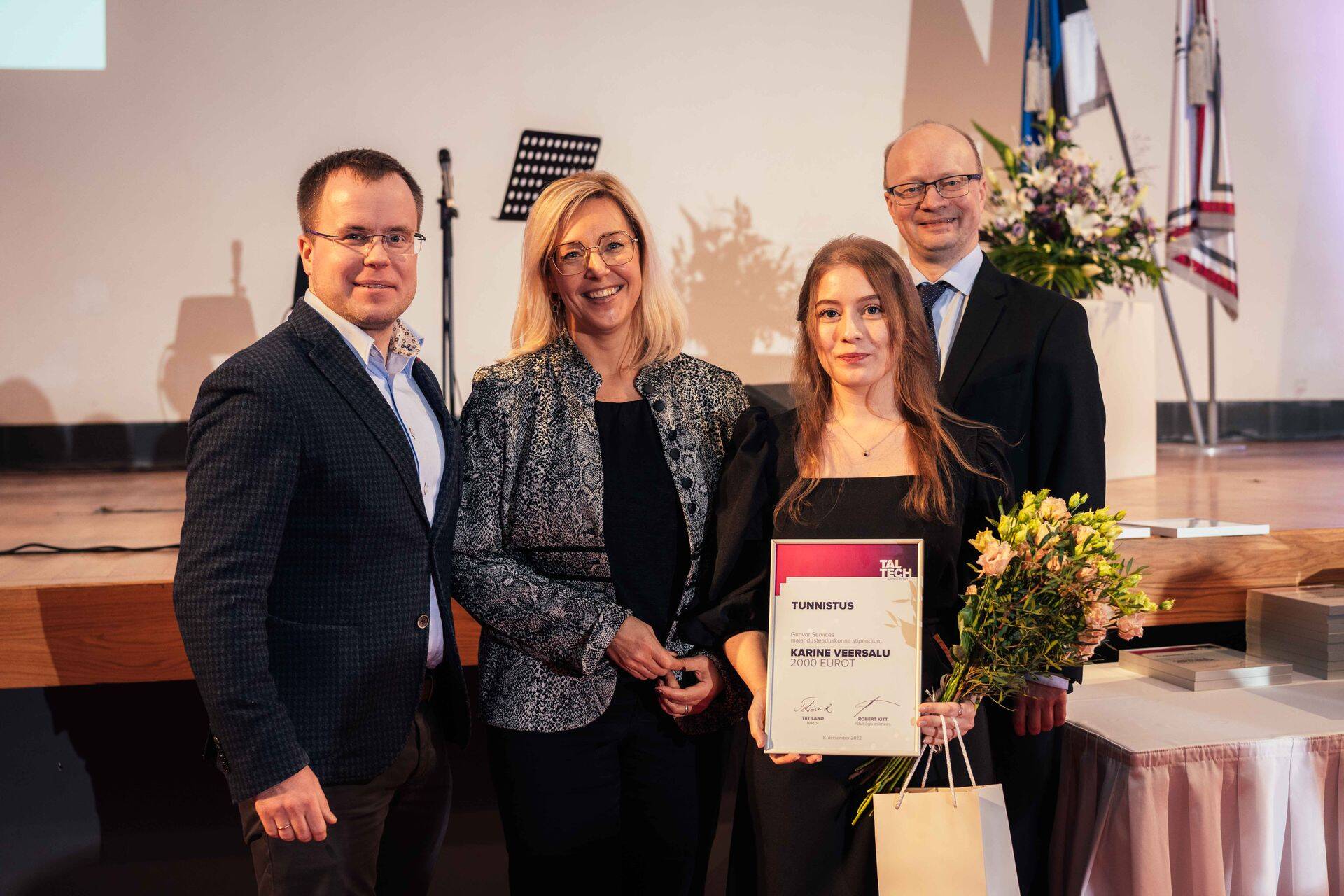 Gunvor Servicesi stipendiumi üleandmine stipendiaadile Karine Veersalule.