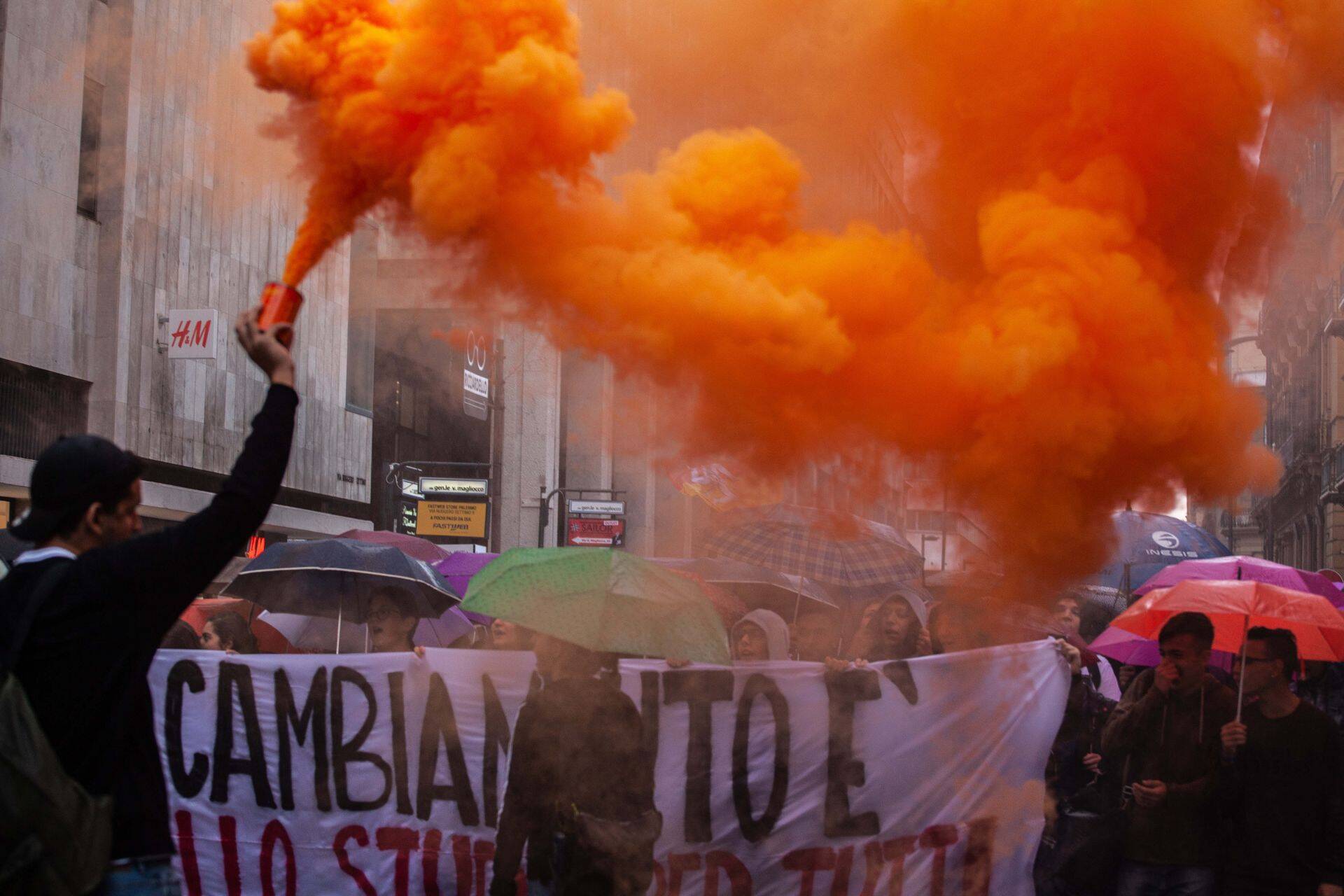 Lisaks Euroopa Liidule saab Itaalia uus valitsus kriitikat ka kodumaal. Nädalavahetusel protestisid itaallased Palermo tänavatel valitsuse plaanitavate haridussüsteemi kärbete vastu.