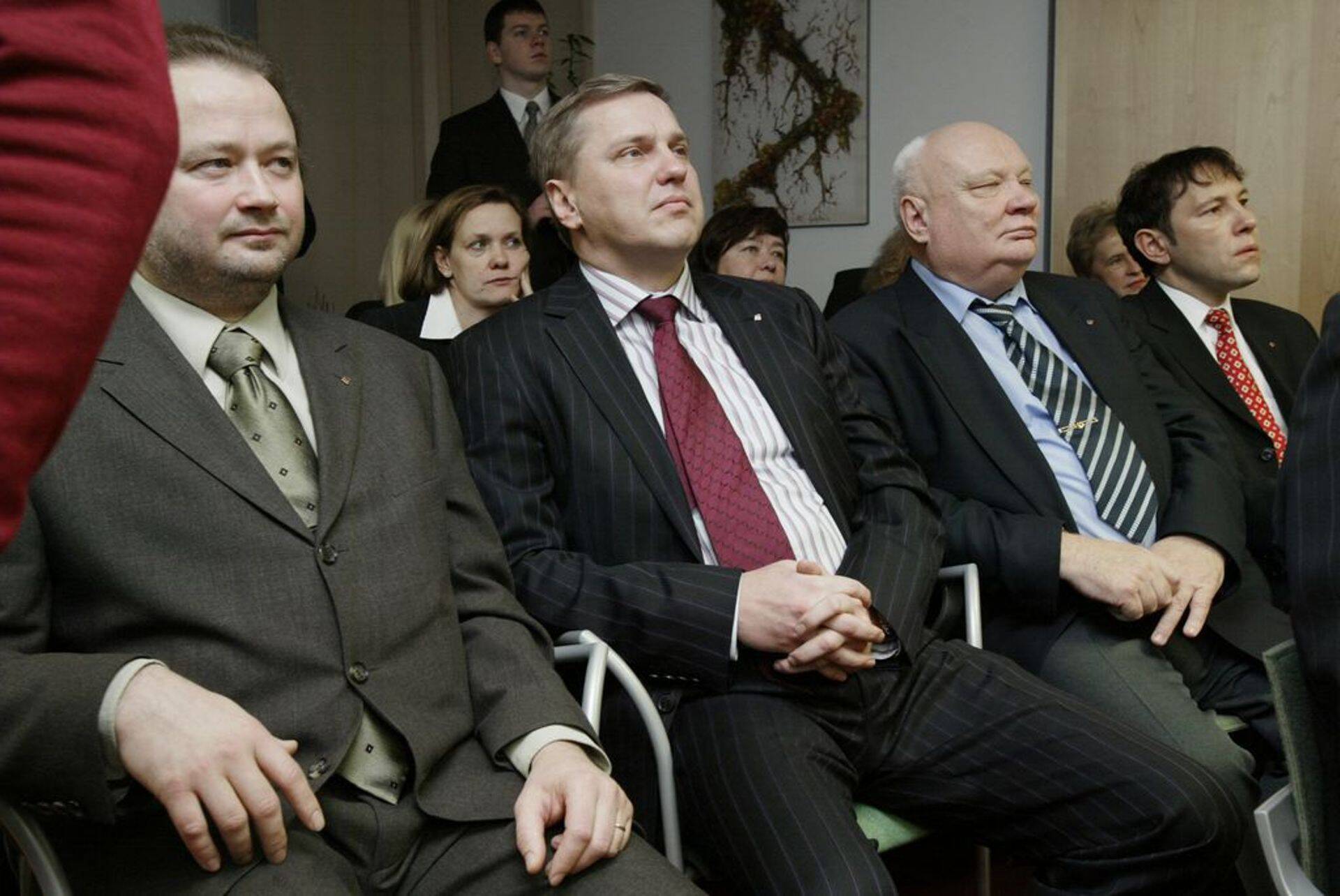 Kalev Järvelill, Ain Hanschmidt, Toivo Ninnas ja Enn Pant 2005. aasta detsembris jälgimas Tallinki börsile jõudmist.