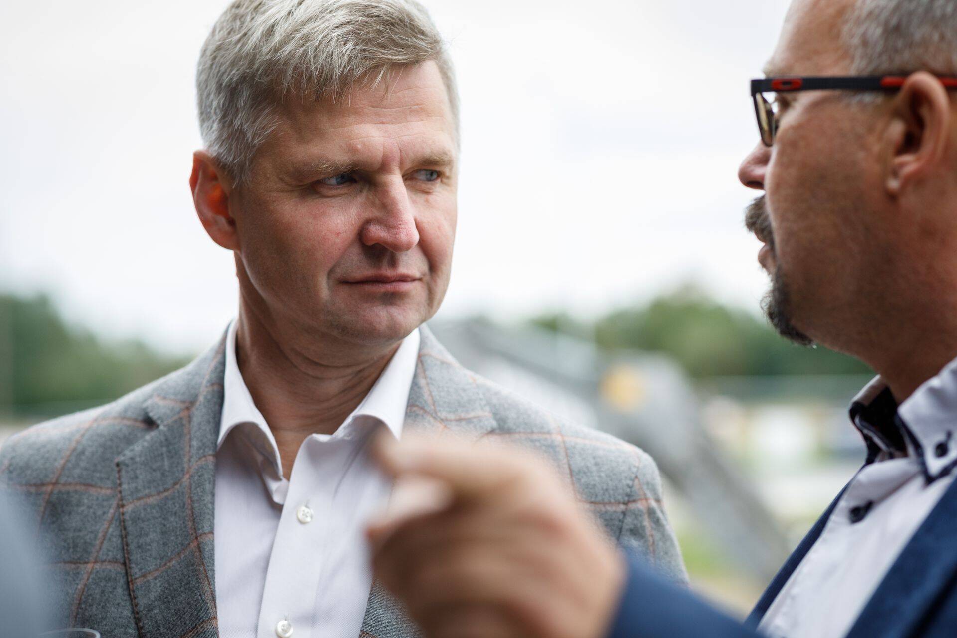 Ehitusettevõtjate Liidu juhatuse esimehe Kaupo Kolsari sõnul tuleb mingi lahendus ehitustegevuse jätkamiseks ja hinnatõusu kompenseerimiseks leida.