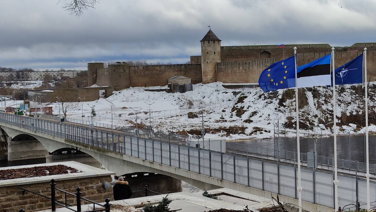 Для любого транспорта граница в Нарве на замке.