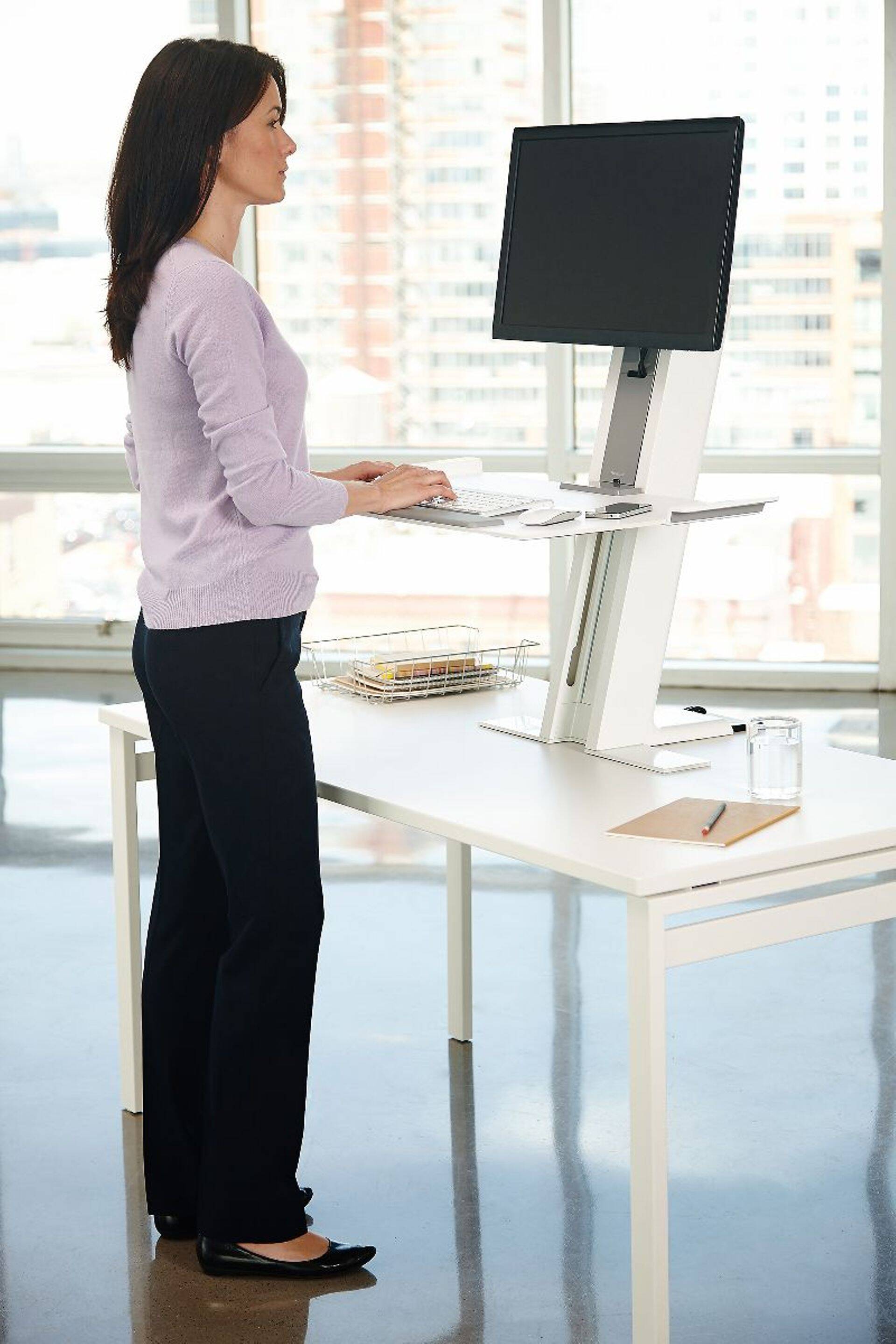 Firma Humanscale’i liikuvat tööjaama Quickstand saab kinnitada mugavalt staatilise töölaua külge, kui on soov tööd püstises asendis teha.