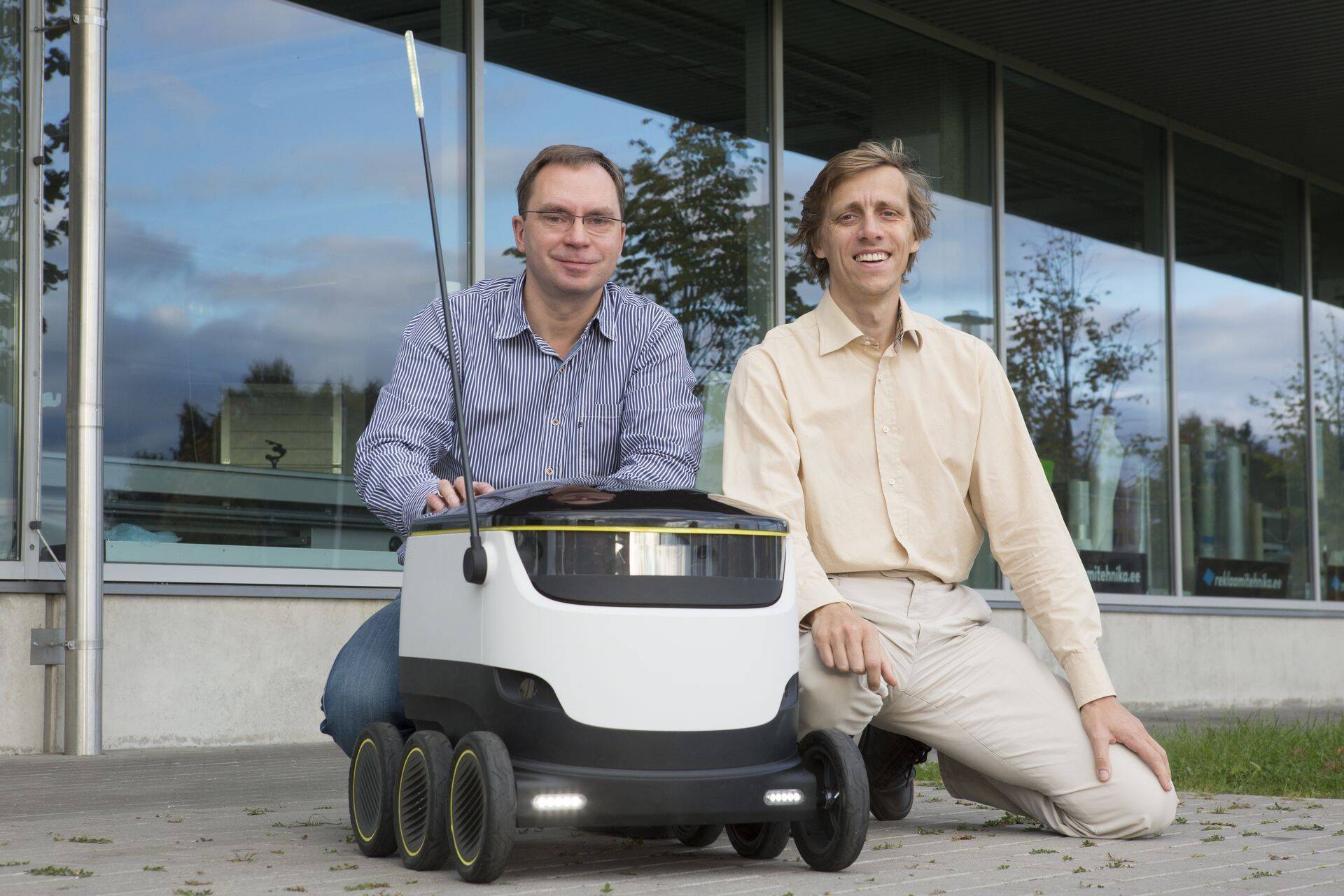 Idufirma Starship Technologies ärijuht Allan Martinson (vasakul) ja üks asutaja Ahti Heinla pakiroboti näidismudeliga, mille sarnased hakkavad väidetavalt ka Eesti tänavatel liikuma.