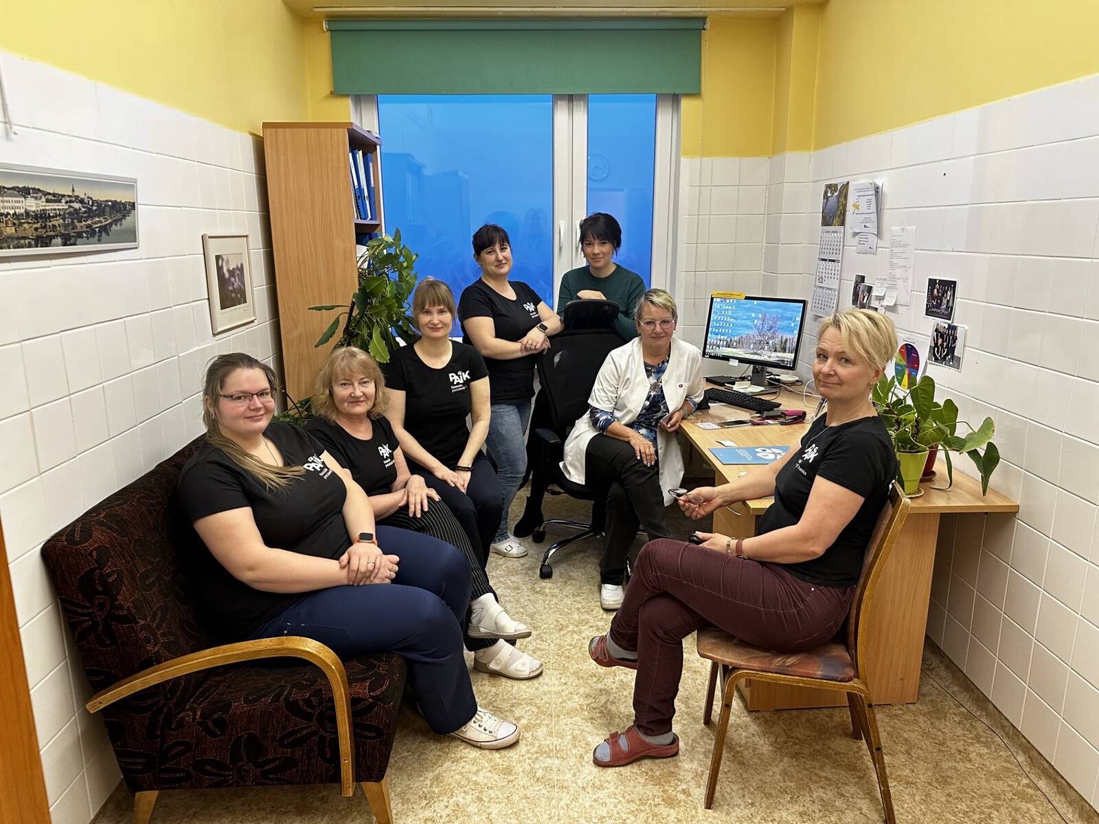 Fotol vasakult tervisejuhid Karoliina Hunt, Elvi Link, Maarja-Enid Pärna, Eneli Tulp, Merit Tekko, teenuse haldur Katrin Meet ja teenuse meeskonna juht Kadri Oras.