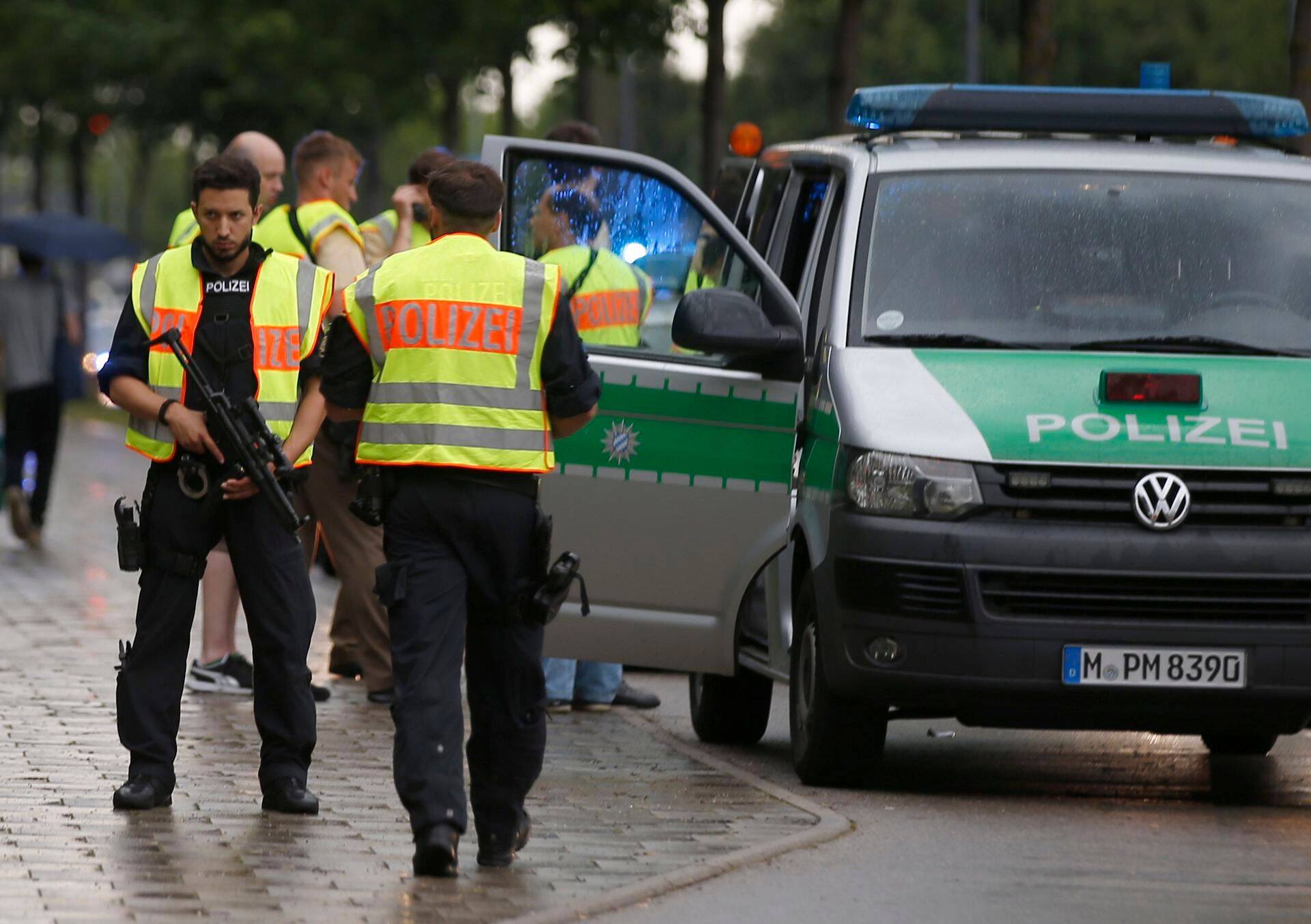 Politsei on Müncheni Olympi kaubanduskeskuse ümbruse pärast tulistamisi sisse piiranud.