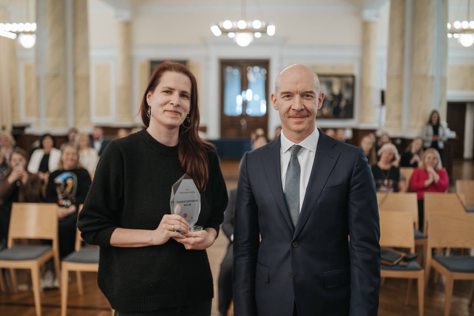 Rahatarkuse edendaja auhinna sai Naisinvestorite Klubi, mille eestvedaja on Kristi Saare. Tema kõrval Eesti Panga juht Madis Müller.