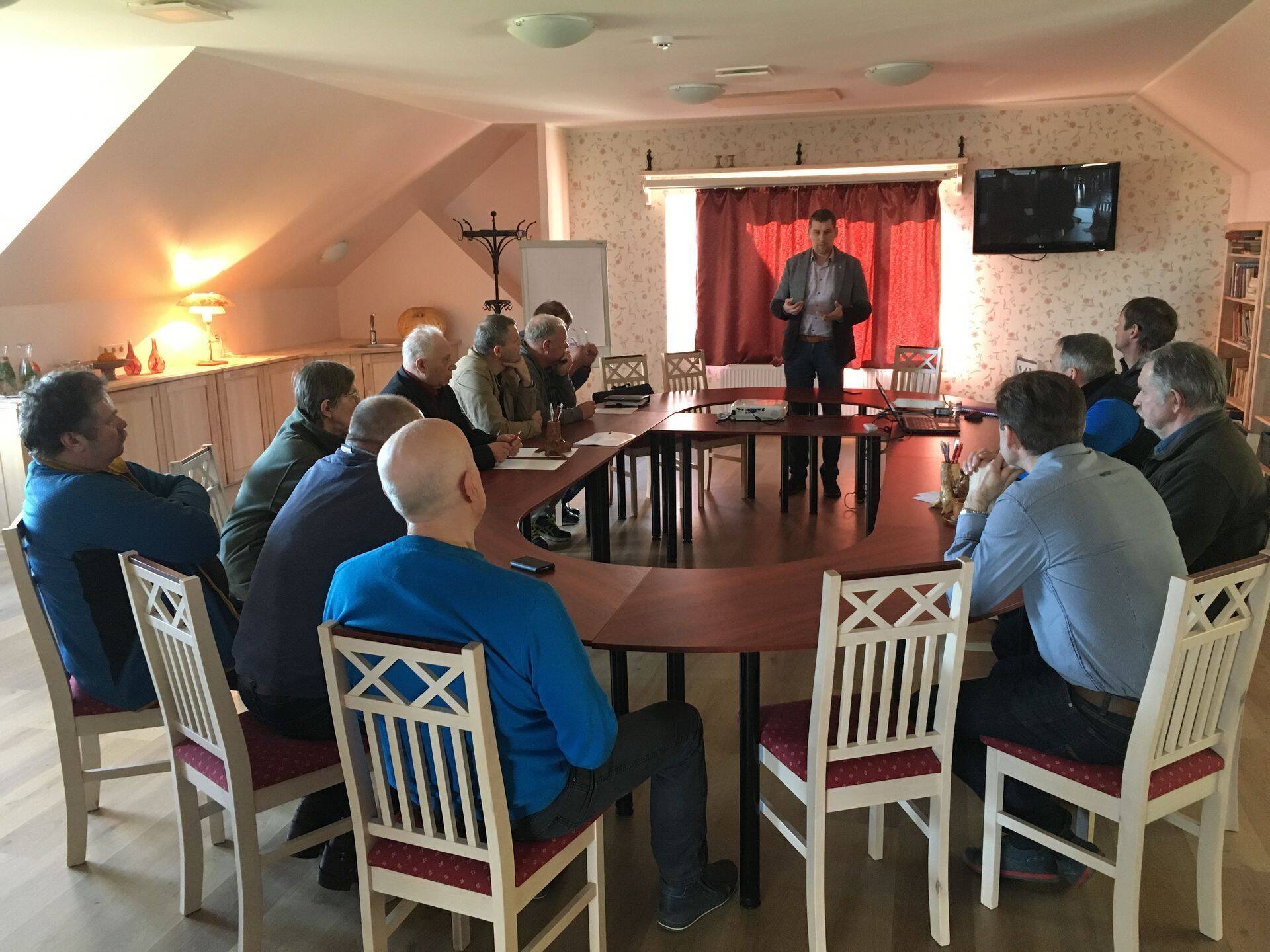 Vändra Metsaühingu liikmed kutsusid metsaseaduse teemal arutlema riigikogu liikme Andres Metsoja