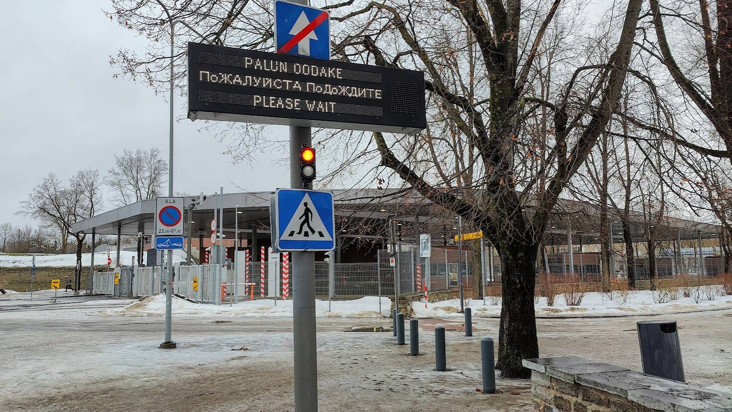 Для водителей продолжает работать табло на въезде на погранпункт. «Пожалуйста, подождите». Около двух лет.
