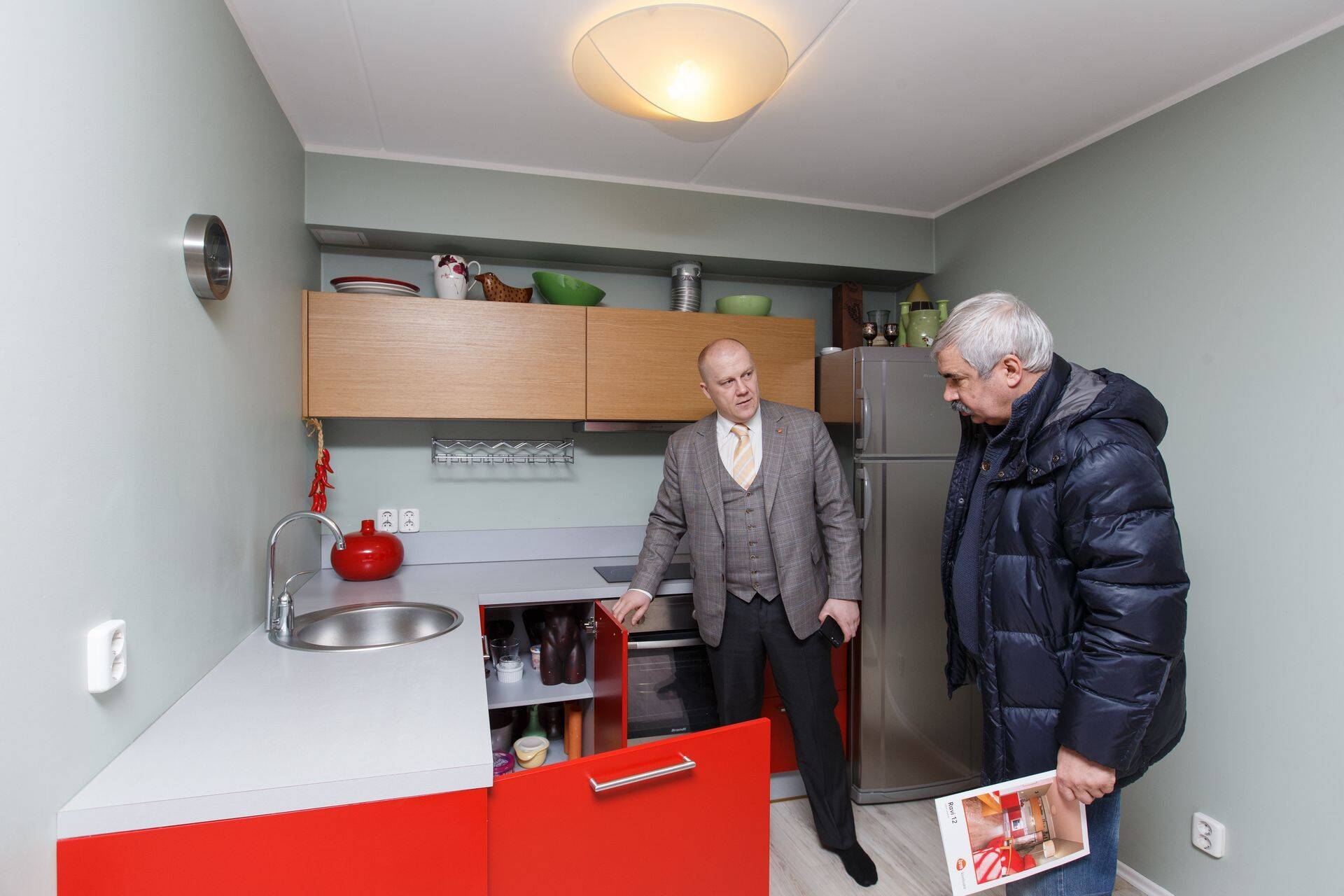 LVM Kinnisvara Tallinna kontori juhataja Indrek Peedo näitab huvilistele korterit, mille alghind oli 130 000 eurot, aga mis on nüüd pakkumisel 115 000 euroga.