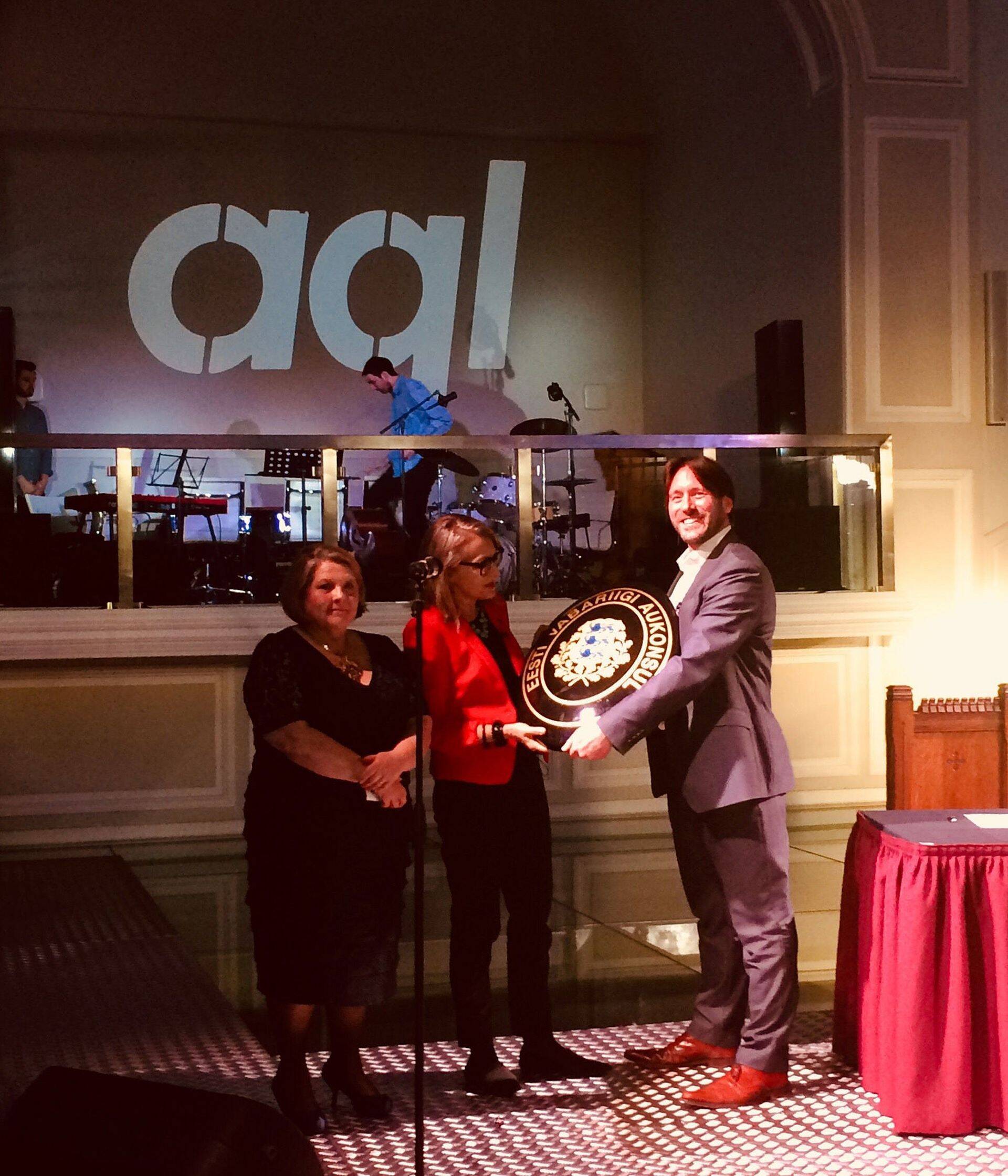 Uus aukonsul Adam Beaumont suursaadik Tiina Intelmannilt konsulaadi silti vastu võtmas.