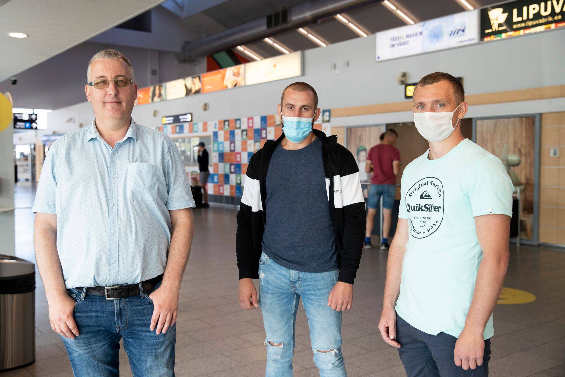 Teedla Mõisa peremees Sulev Kuus, vana olija Vassili (paremal) ja uus mees.