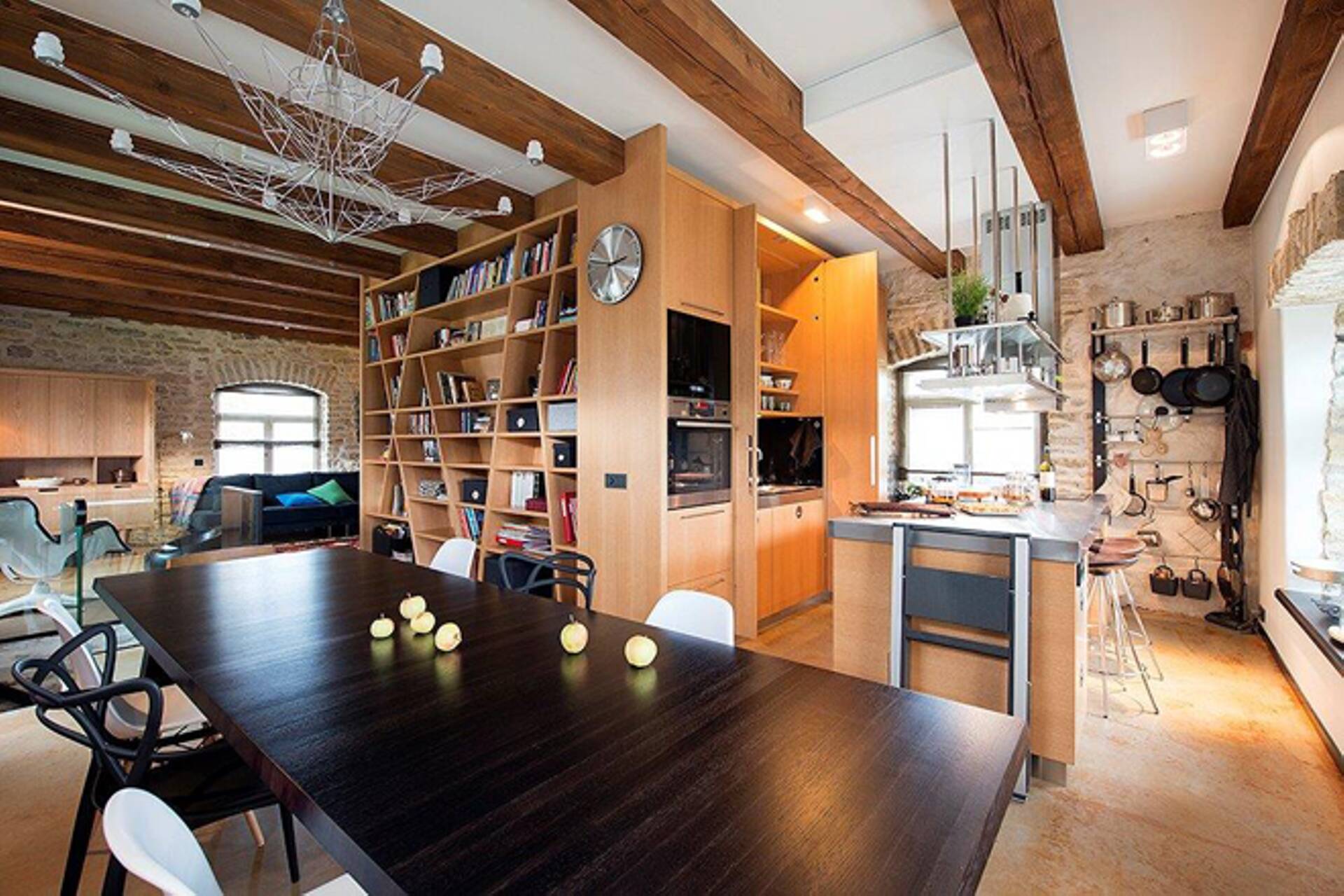 Puiduna kasutatakse kõiki puiduliike, mida üldse on võimalik hankida.