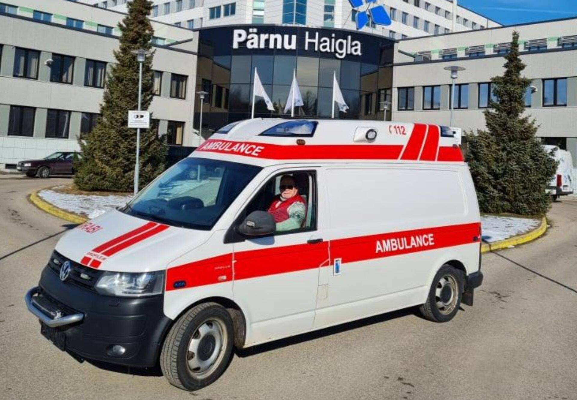 Pärnu haigla annetab Ukrainale täisvarustuses kiirabiauto.