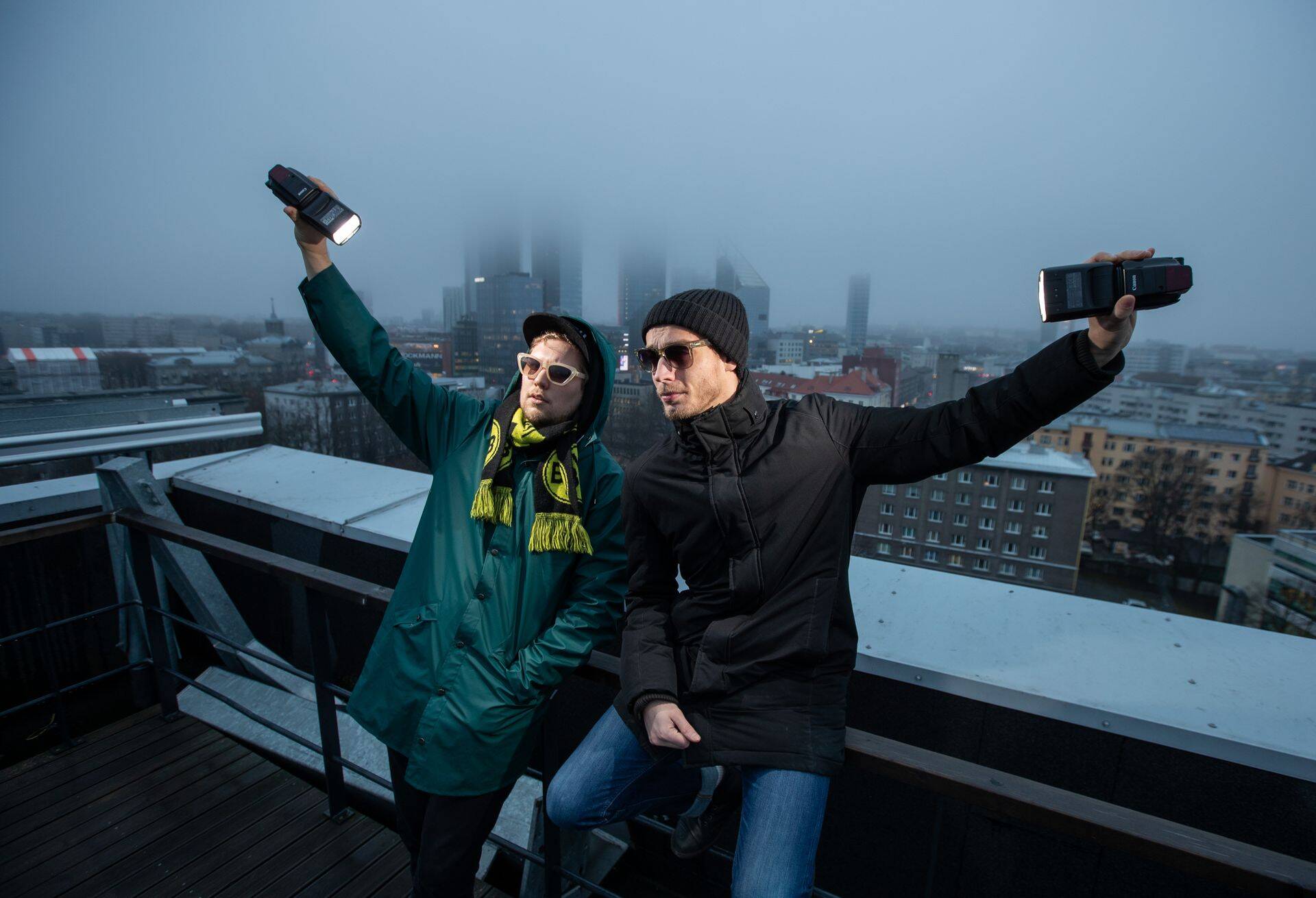 Räpipundi 5MIINUST liikmed Estoni Kohver (vasakul) ja Päevakoer naersid Weekendi festivali pakkumise välja. Edaspidi ootavad nad poolt ettemaksu kullas.