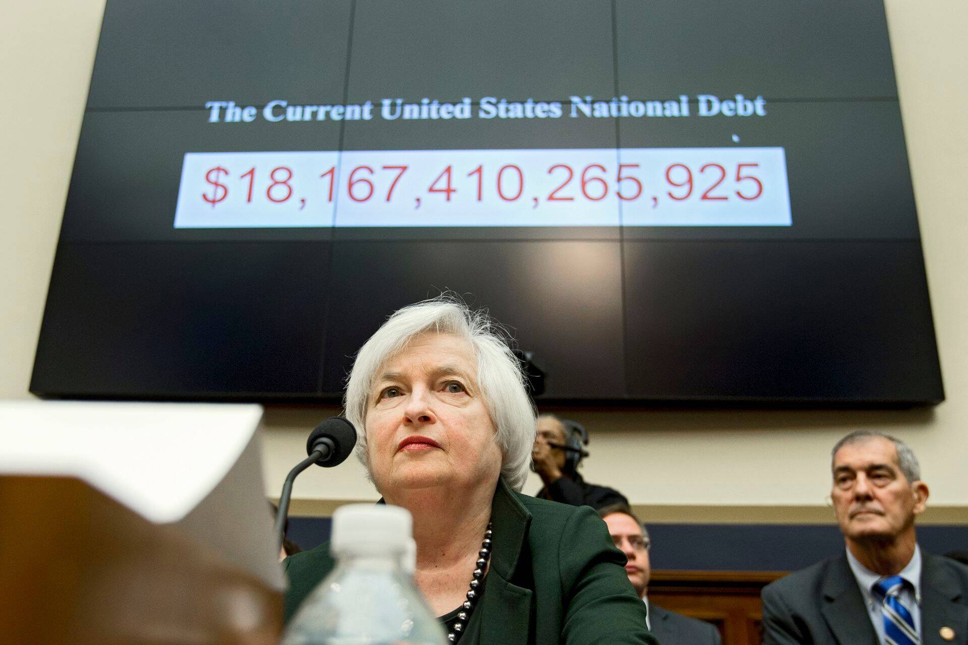 Föderaalreservi juht Janet Yellen ja USA riigivõlg (taga oleval ekraanil).