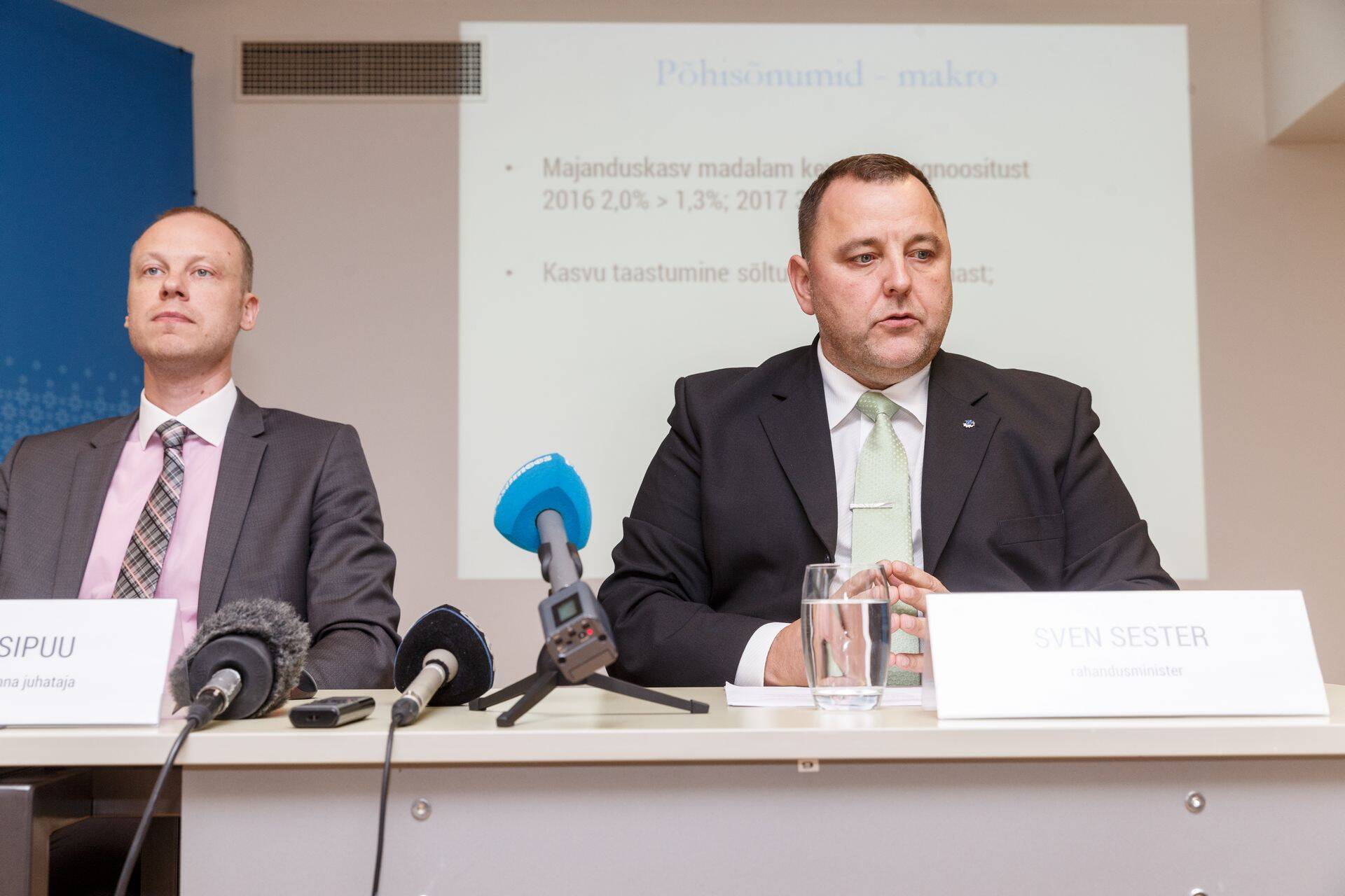 Rahandusminister Sven Sester (paremal) ja fiskaalpoliitika osakonna juht Sven Kirsipuu