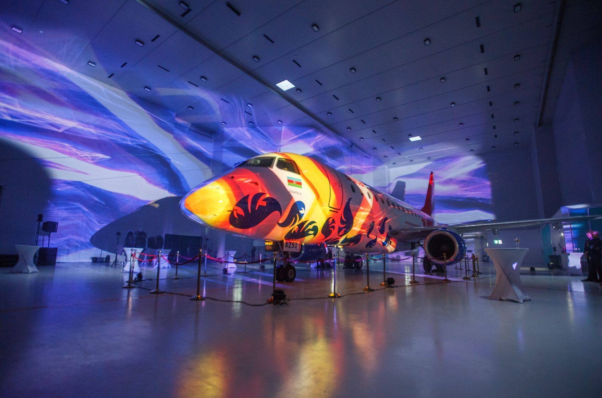 Magnetic MRO uus värvimisangaar ja äsja värske värvi saanud Embraer 170.