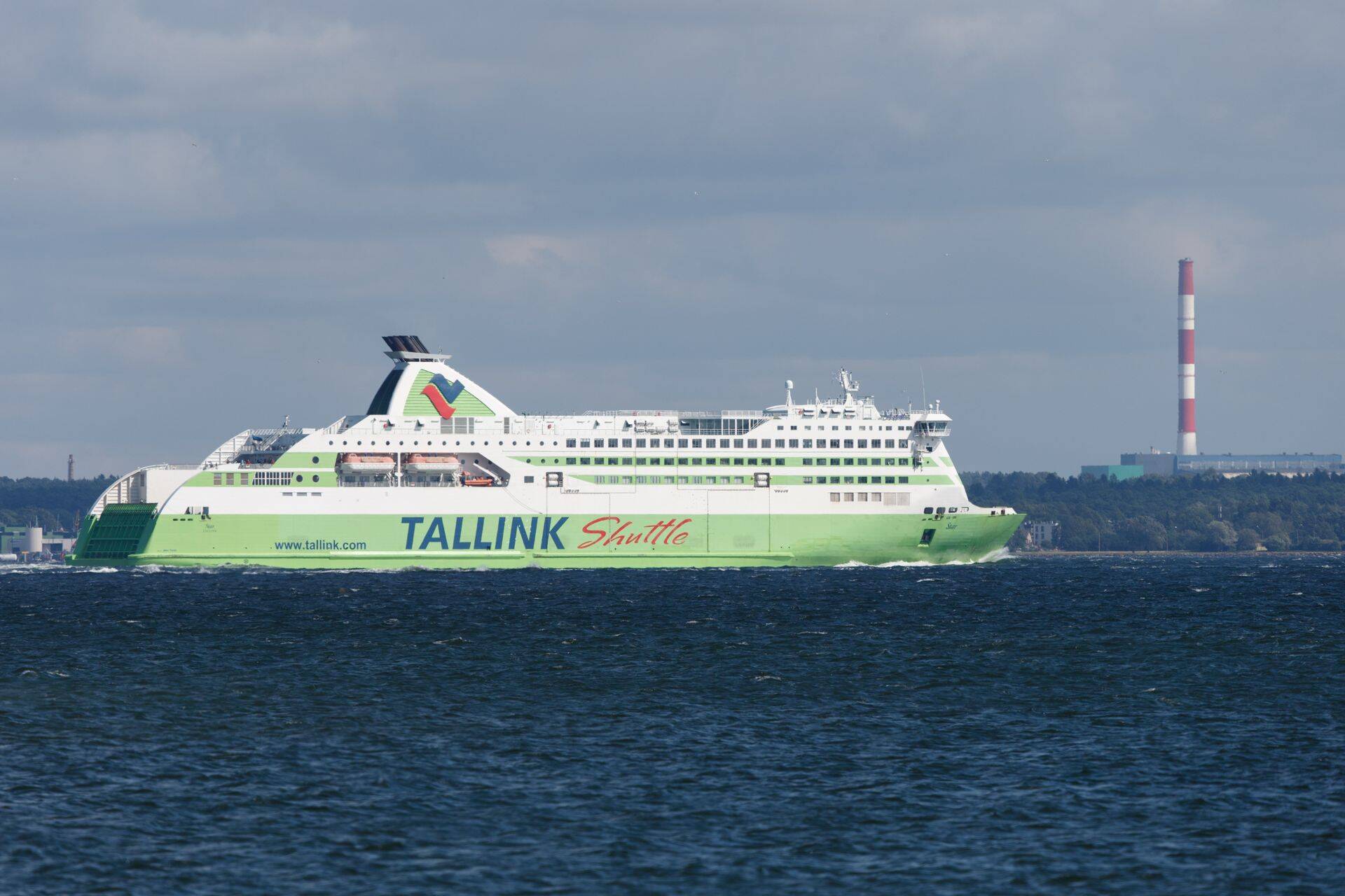 Reisilaev Tallink Star mõõdumas Paljassaarest.