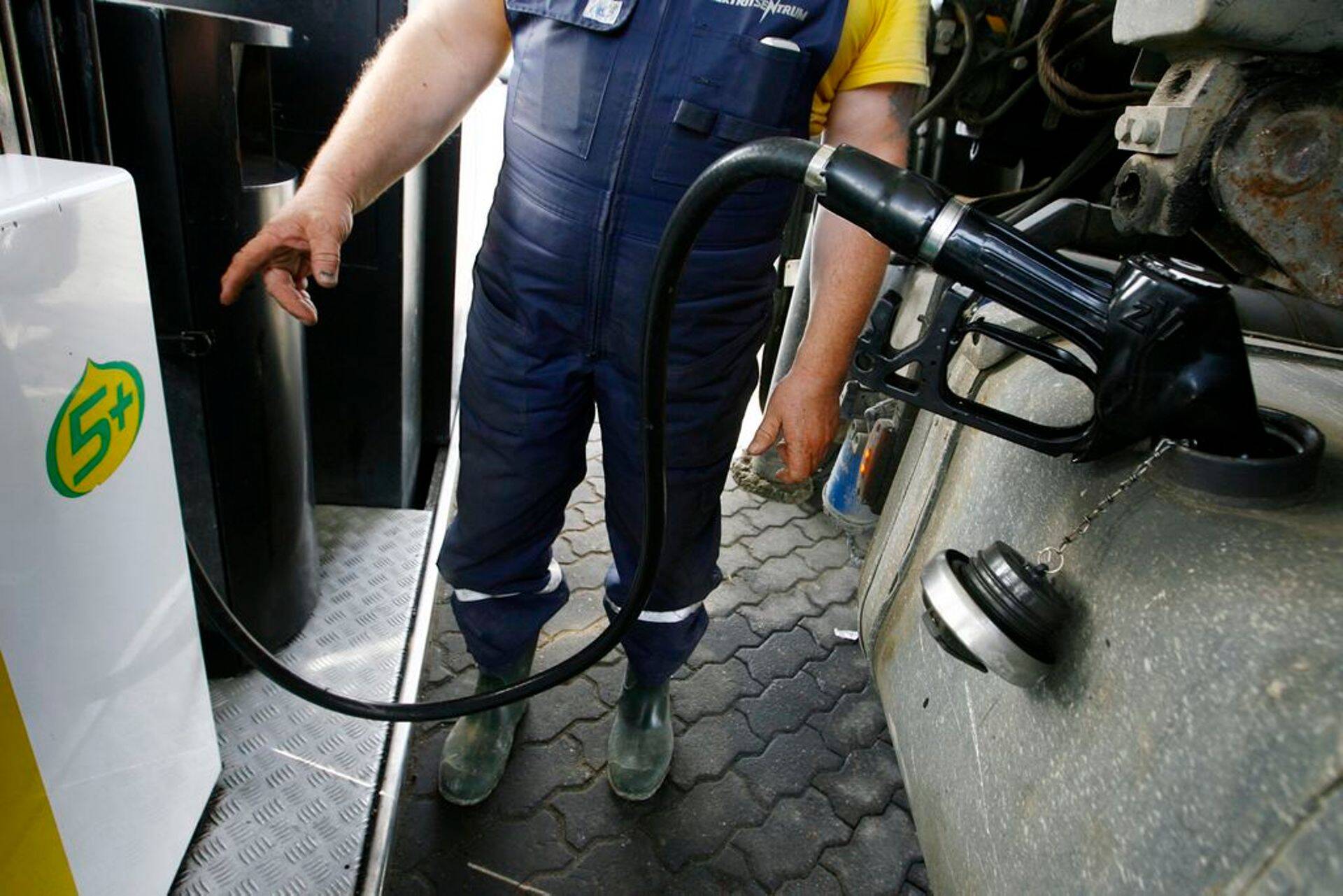 Mõnes tanklas langes bensiini hind alla euro.