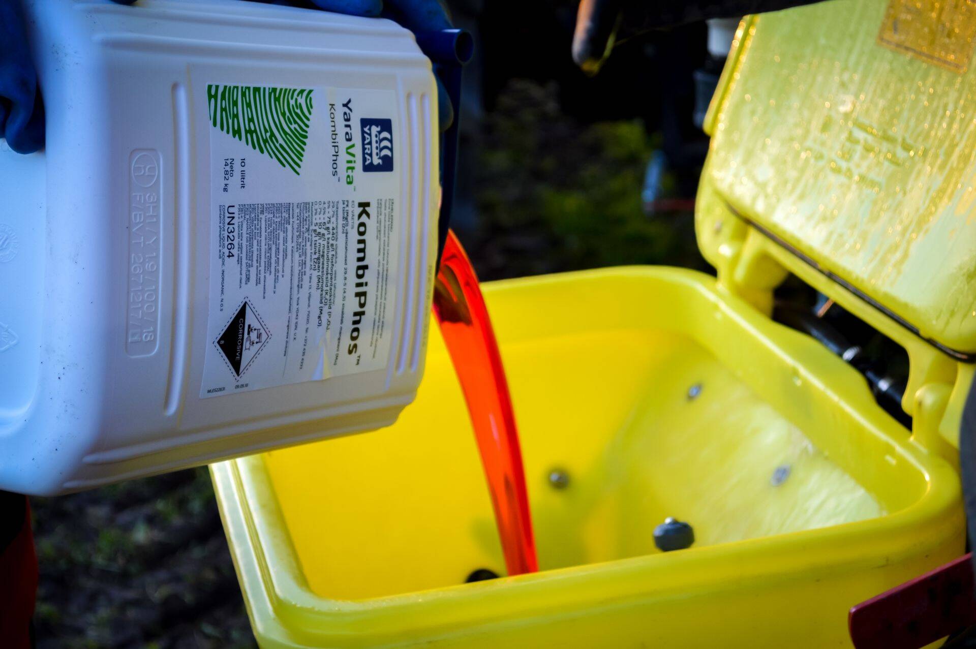 Ergonoomiline käepide ning süvendatud põhjaga kanister on toote manustamiseks taimekaitsepritsi väga mugav ja käepärane.