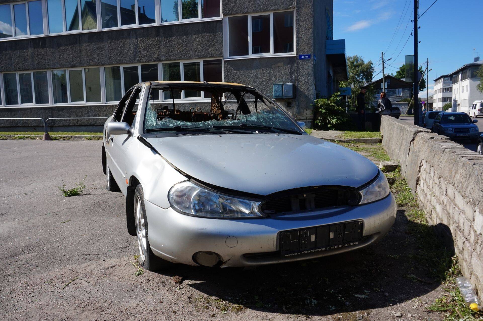 Rüüstatud auto aadressil Suur-Patarei 13 tänavu juulis. Taamal olev hoone ei kujuta endast ajaloolist väärtust ning seetõttu ootab seda ees lammutamine.