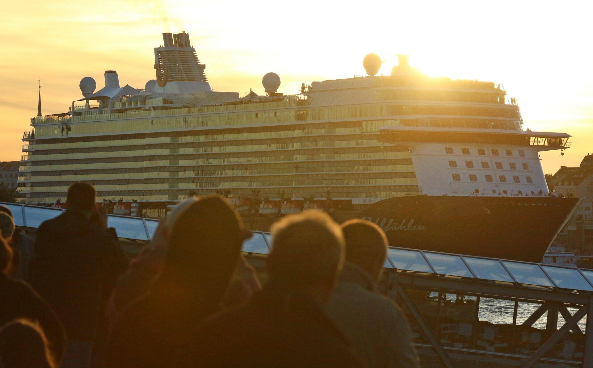 Turistid TUI reisilaeva ootamas.