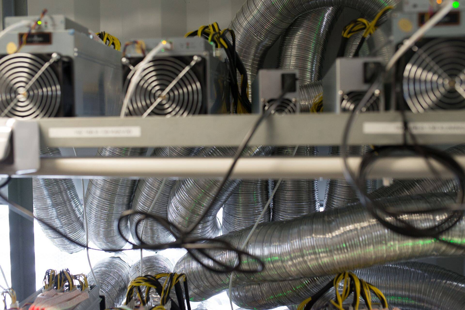 Ventilatsioonitorud suunavad masinatest tekkiva kuuma õhu õue.