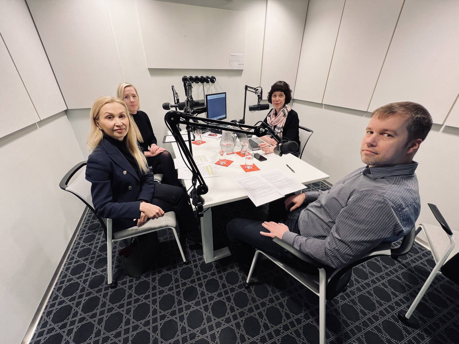 “Infopankuri” stuudios on inkassoettevõtte GS Core tegevjuht Sofia Kirsimaa (pildil vasakul ees), advokaadibüroo KPMG Law kohtuvaidluste advokaat Liisi Kents (vasakul taga), Äripäeva Infopanga arendusjuht Indrek Valm (esiplaanil) ja saatejuht Sigrid Kõiv (paremal).