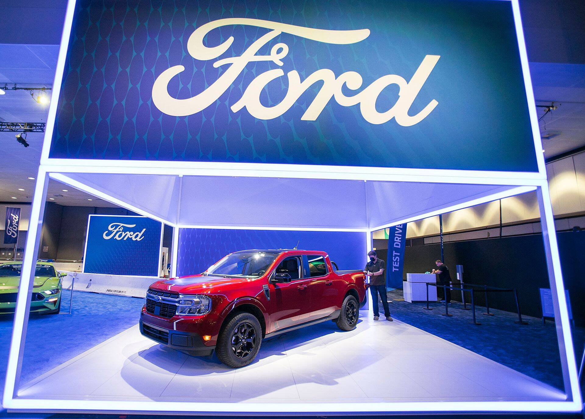 Ford jaunais F150 modelis.