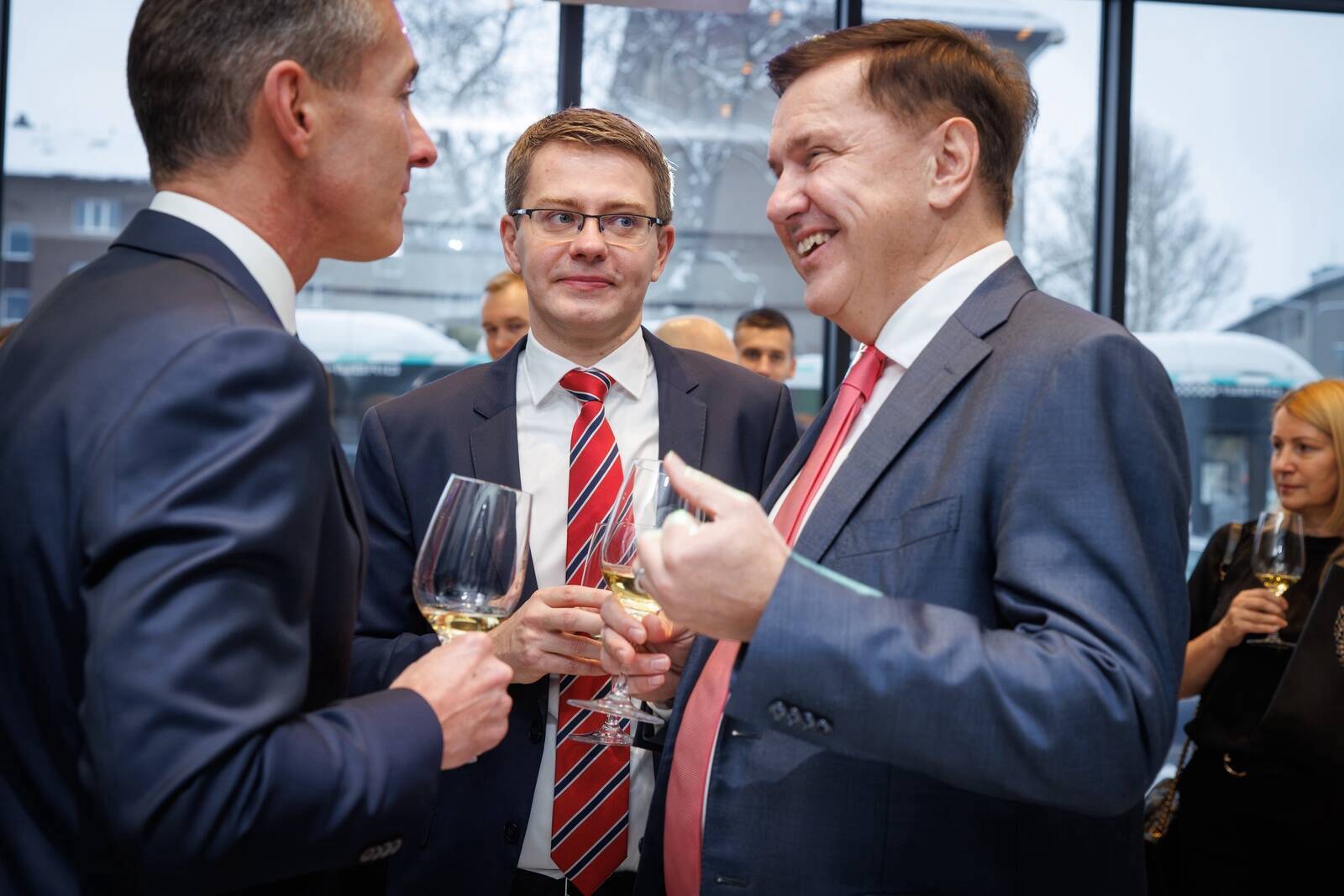 Infortar valdes priekšsēdētājs Ains Hanšmits (pa labi) biržas paziņojumā paziņoja, ka viņu investīciju apjoms pēdējos gados sasniedz gandrīz pusmiljardu eiro.