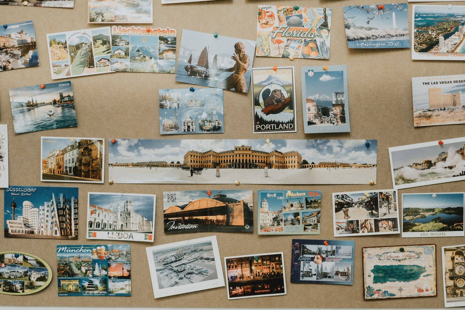 Traditsioon näeb ette, et välisvisiitidelt tuleb kontorisse saata postkaart