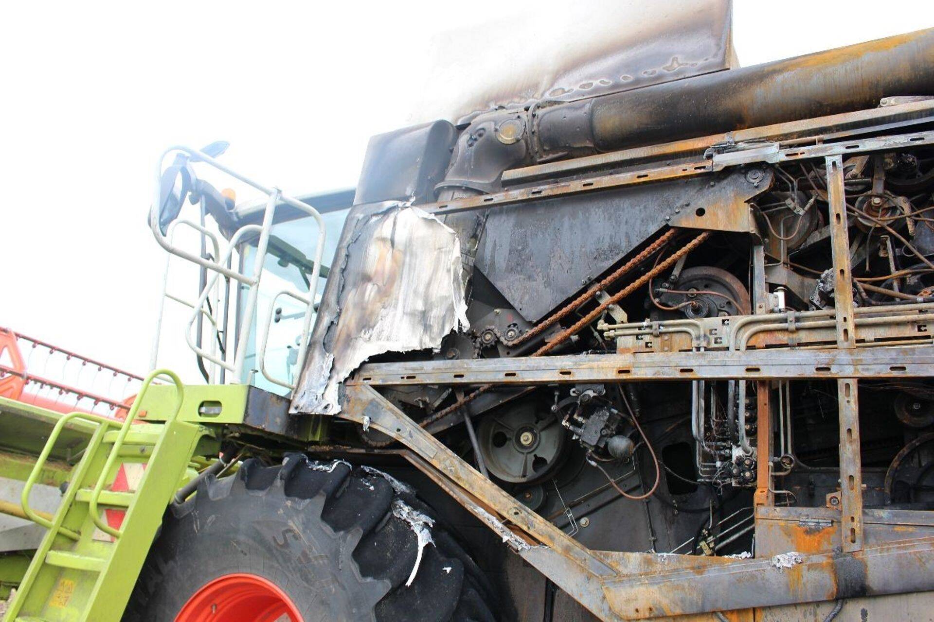 Raplamaal läks kombain põlema põllul töö ajal.