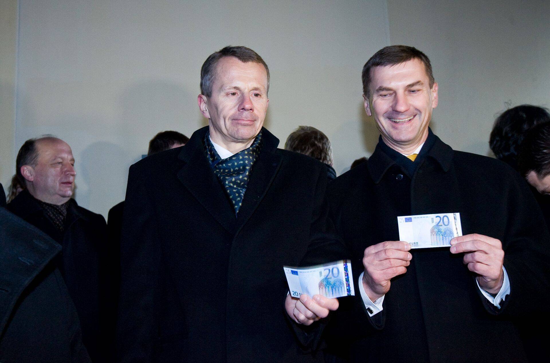 Toonane rahandusminister Jürgen Ligi ja peaminister Andrus Ansip võtsid 2010. aasta uusaastaüritusel pangaautomaadist esimesed Eesti eurod.
