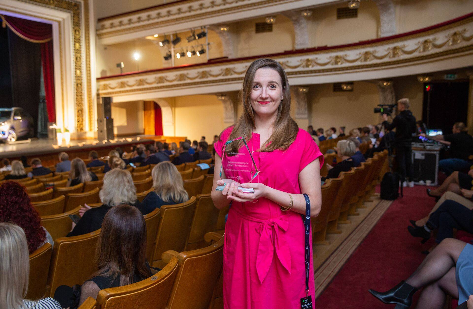 Aasta Kaubandustegu 2021 võitis Kaupmeeste Liit ja selle liikmed. Muutuvtunnilepingute pilootprojekt kaubanduses eest. Pildil Kaupmeeste Liidu tegevjuht Nele Peil auhinnaga.