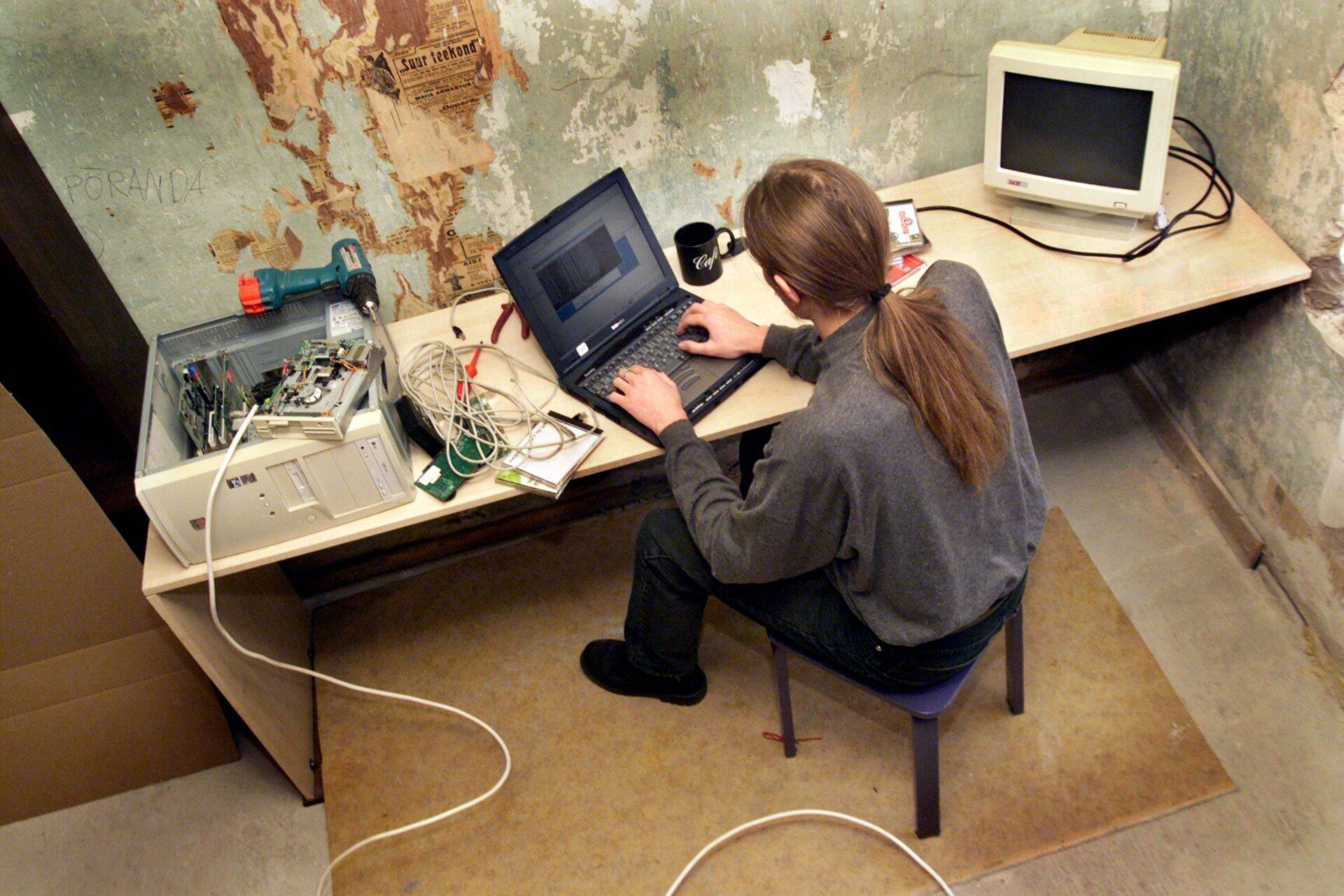 PRN01: HÄKKER : PÄRNU, EESTI,  10JAN02-Fotolavastus häkkerist.ARVUTIul/Foto URMAS LUIK PÄRNU POSTIMEES