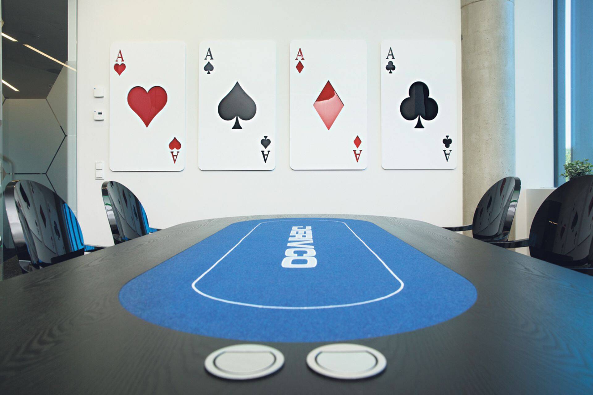 Покерный стол в залe для_совещаний символизирует, с одной стороны, деятельность компании, с другой стороны – это интересный элемент дизайна вдохновяющий на новые идеи