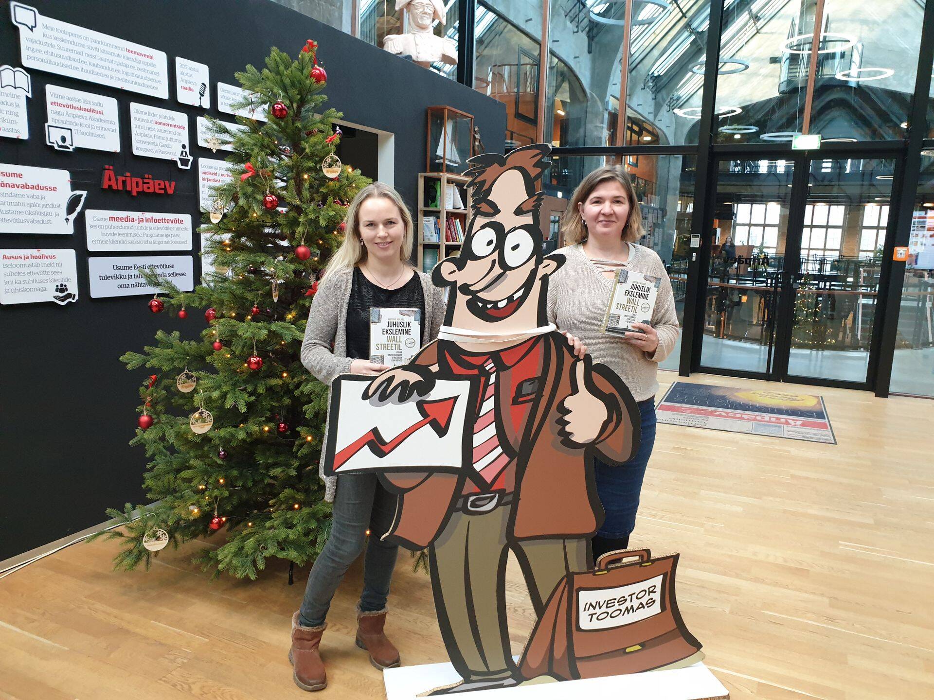 Mari Kuhi (vasakul) ja Nelli Janson aitasid avada ahjusoojalt eesti keeles ilmavalgust näinud Burton G. Malkieli raamatu "Juhuslik ekslemine Wall Streetil" põhimõtteid ning panna need praeguste turgude konteksti.