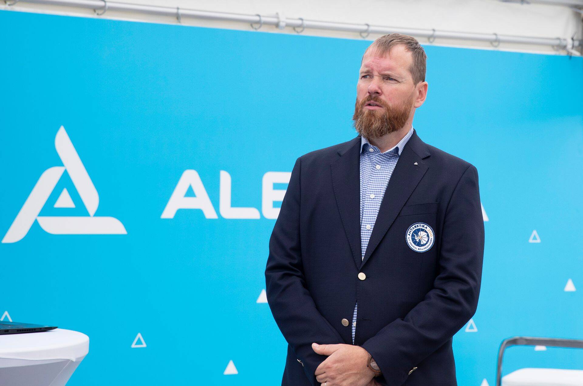 Alexela Group juhatuse liige Marti Hääl Jüri tankla avamisel.