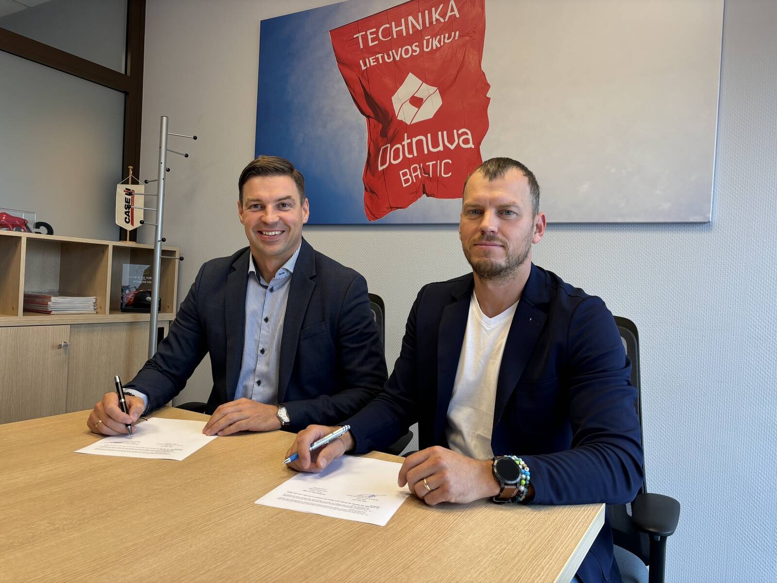 Dotnuva Balticu tegevjuht Dangis Valaitis ja Paul-Techi tegevjuht Mikk Plakk lepingut allkirjastamas.