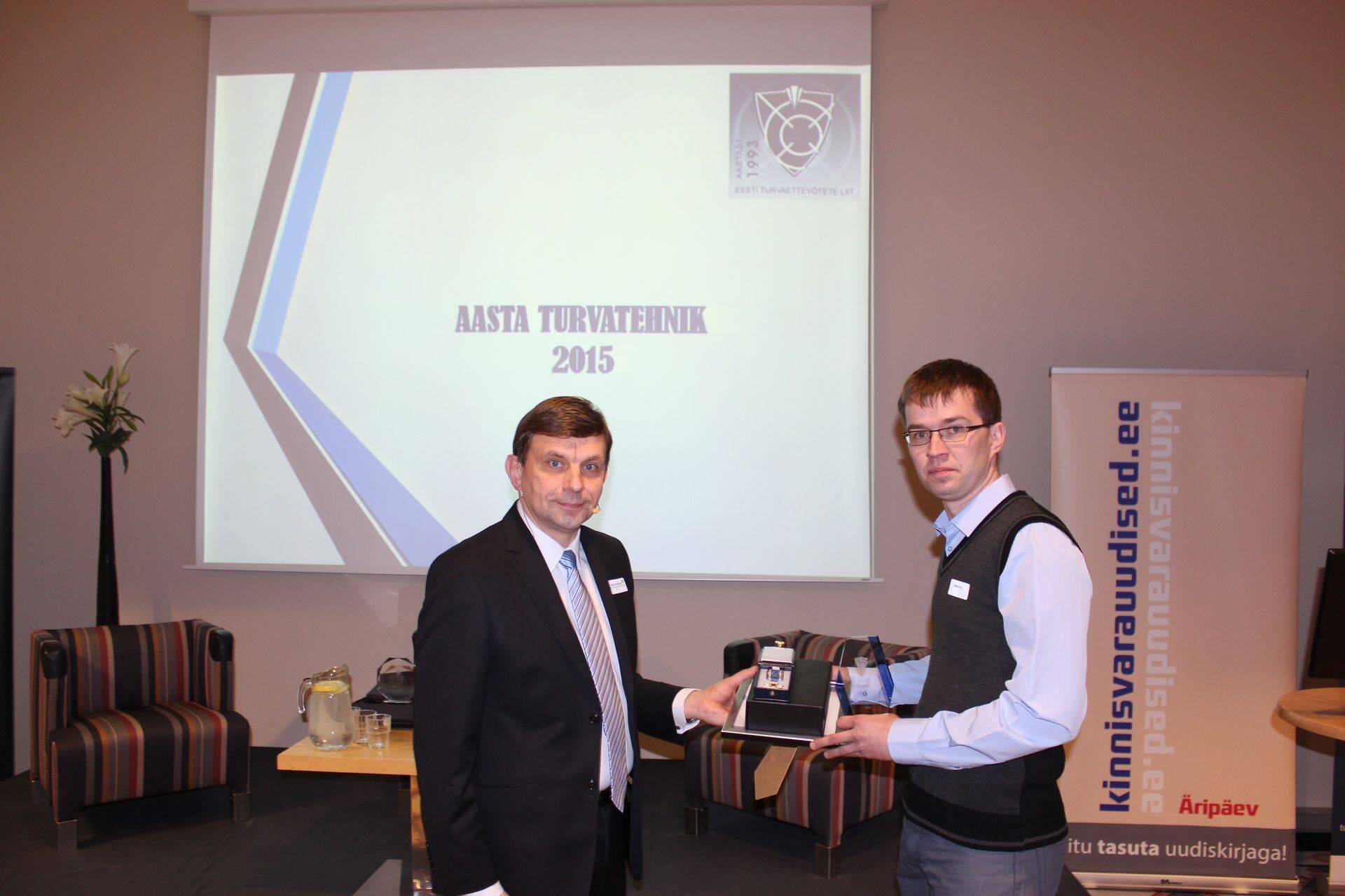 Aasta turvatehnik Mark Pill Securitas Eesti ASist koos Turvaettevõtete Liidu tegevdirektori Kaupo Kuusikuga.