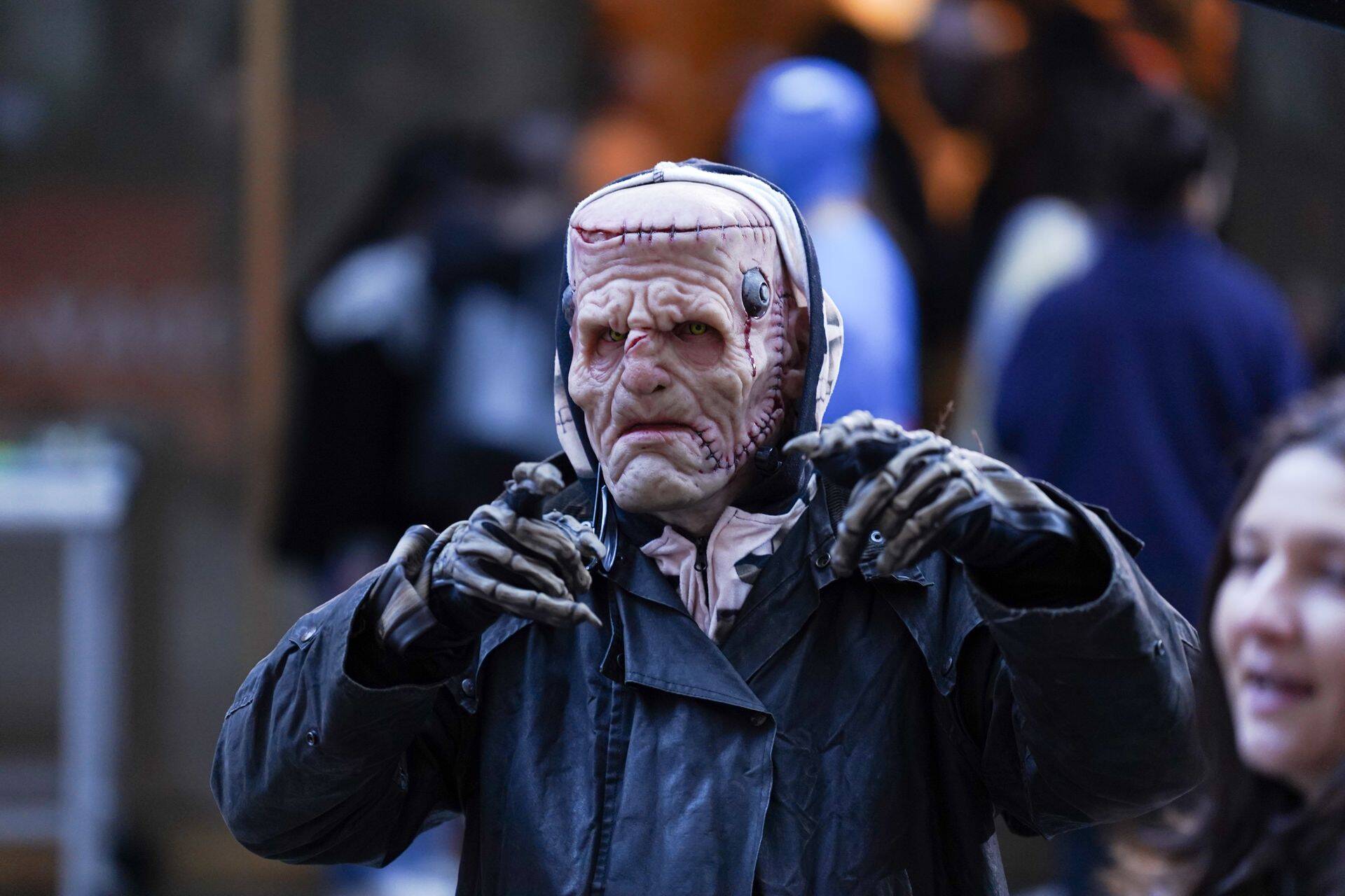 Tirgus dalībnieki akcijas sākuši uzpirkt gandrīz precīzi līdz ar tā saucamajiem Helovīniem. Tas kārtējo reizi liek aizdomāties par tā saucamo Helovīnu efektu. Attēlā: aina no šā gada Helovīnu parādes Ņujorkā.