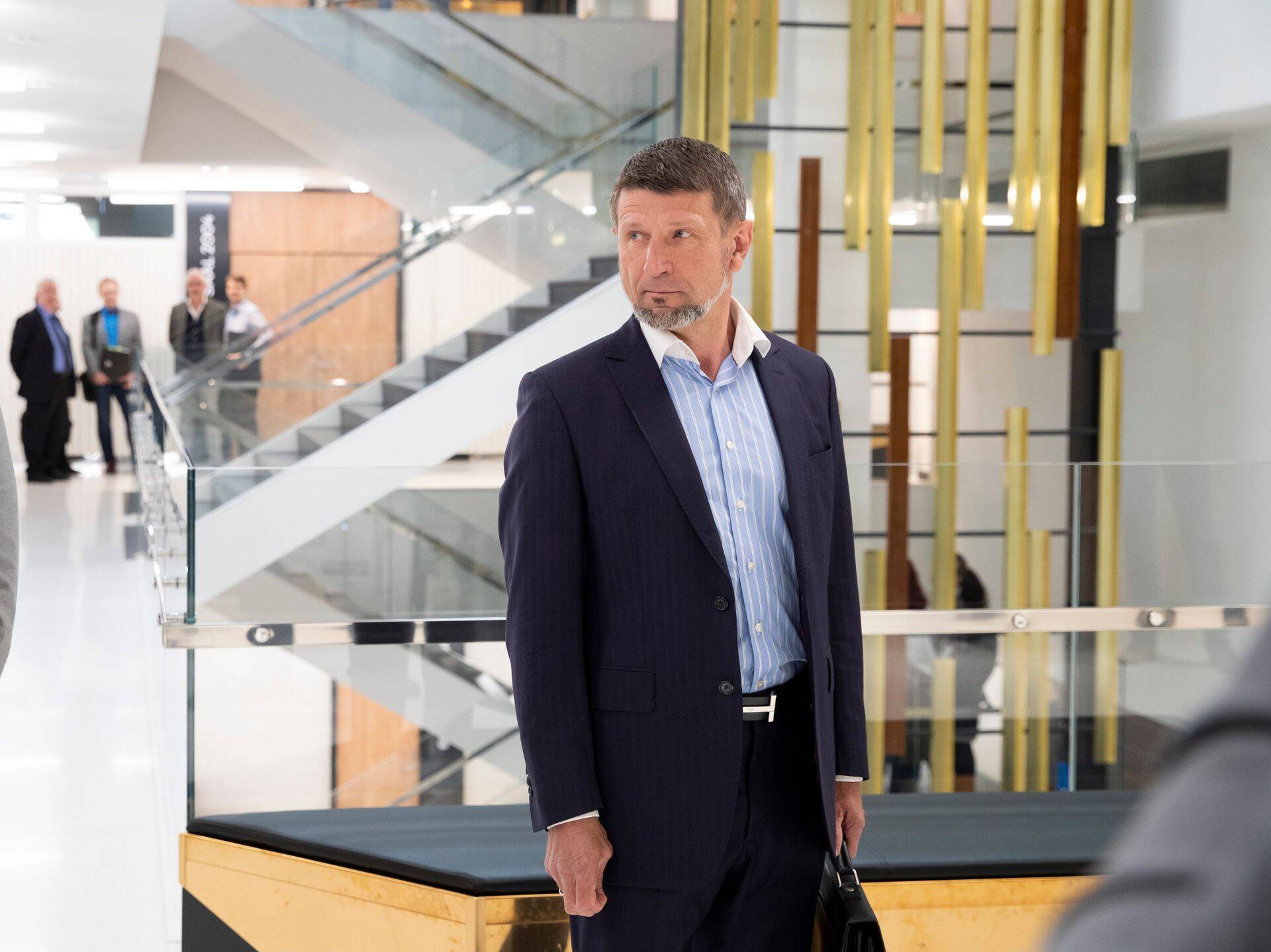 Tallinna Sadama eksjuhi Ain Kaljuranna, keda süüdistatakse altkäemaksu võtmises, süütuse tõestamine läks tänasest keerulisemaks, kuna altkäemaksu vahendaja tunnistas end süüdi.