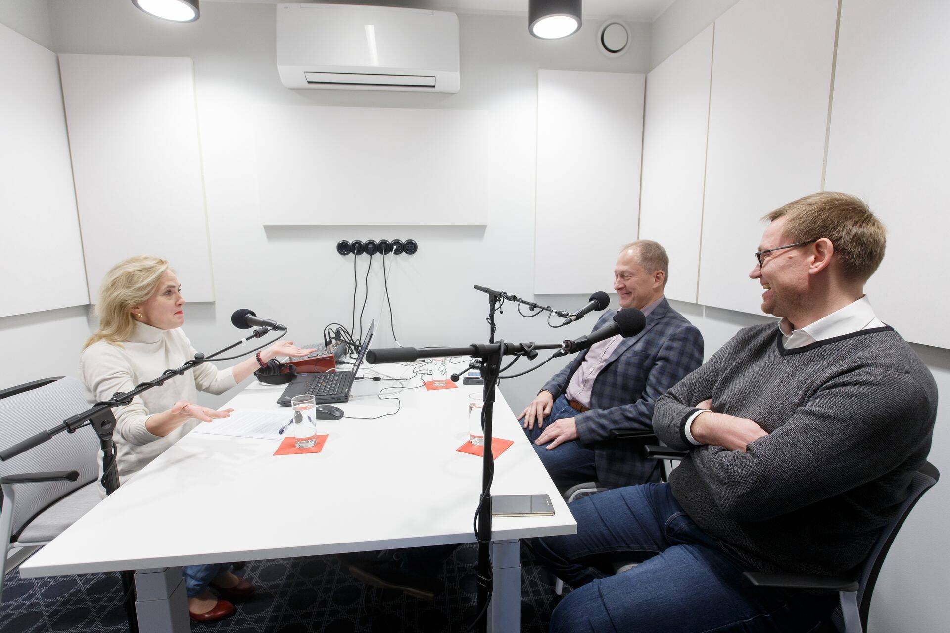Tamsar ja Peterson ÄP raadio vestlusringis koos ajakirjanik Vilja Kiisleriga.