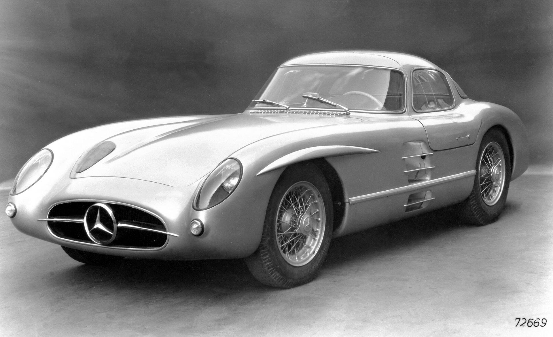 No lielākajiem darījumiem pagājušajā gadā var izcelt 1955. gada Mercedes-Benz 300 SLR Uhlenhaut Coup e modeļa pārdošanu Sotheby's izsolē par 143 miljoniem ASV dolāriem. Tas arī nozīmē, ka šis ir visdārgākais jebkad oficiāli pārdotais auto vēsturē. Kolekcionējamo spēkratu tirgū kopumā cenas 2022. gada skatījumā pieaugušas par 25%.