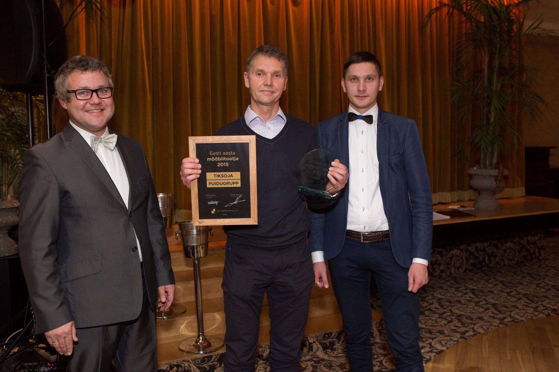 Tiksoja Puidugrupp AS valiti ka Aasta Mööblitootjaks 2015. Keskel ettevõtte juht Hanno Murrand.