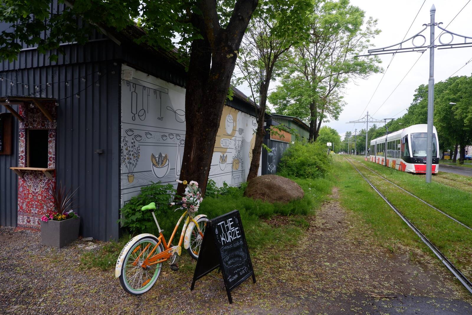 Популярный ресторан The Kurze, внесенный в престижные гастрономические гиды, отделен от квартала Крулля лишь трамвайными путями. На фото окно выдачи заказов.